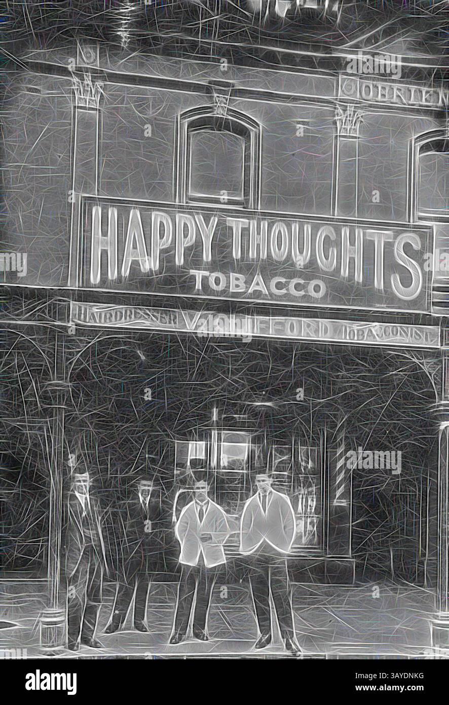 Un gruppo di persone elegantemente vestite si trova fuori da un negozio di tabacco chiamato "Happy Thoughts", che presenta un'audace segnaletica. I dettagli architettonici del negozio e l'abbigliamento vintage della gente donano un'atmosfera nostalgica alla scena. Negativo: Port Melbourne, Victoria, circa 1920, quattro uomini fuori dal negozio V. Clifford, parrucchiere e tabacchi. Un cartello pubblicizza "Happy Thoughts Tobacco”. Sopra la veranda del negozio sono presenti dei lavori di piacello in ferro battuto, arte classica con un tocco moderno reinventata da Artotop Foto Stock