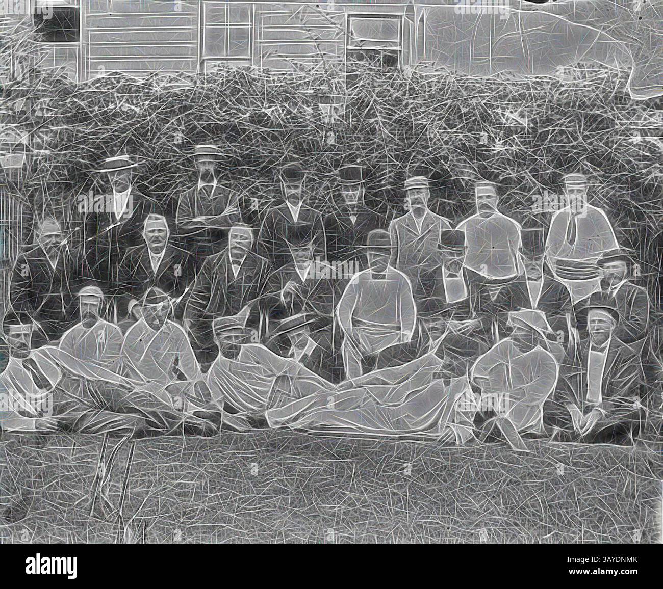 Un grande gruppo di uomini in un abbigliamento formale posa insieme all'aperto, circondato da una vegetazione lussureggiante. Mostrano una gamma di espressioni, da serie a gioviale, creando un senso di cameratismo tra gli individui riuniti., negativo - Melbourne (?), Victoria, circa 1900, Una squadra di cricket. Il team può essere governativo o è conosciuto come "Lady Forget-me-nots", un'arte classica con un tocco moderno reinventata da Artotop Foto Stock
