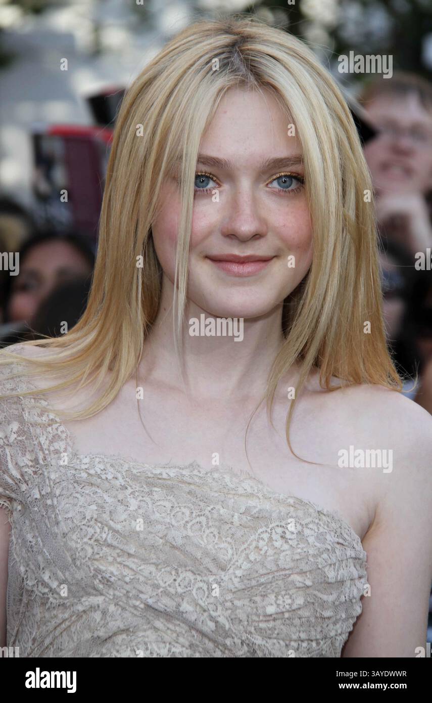 24 giugno 2010 - Los Angeles, California, Stati Uniti - DAKOTA FANNING arriva alla première di "The Twilight Saga: Eclipse" al Nokia Theatre. (Immagine di credito: © Glenn Weiner/ZUMApress.com) Foto Stock