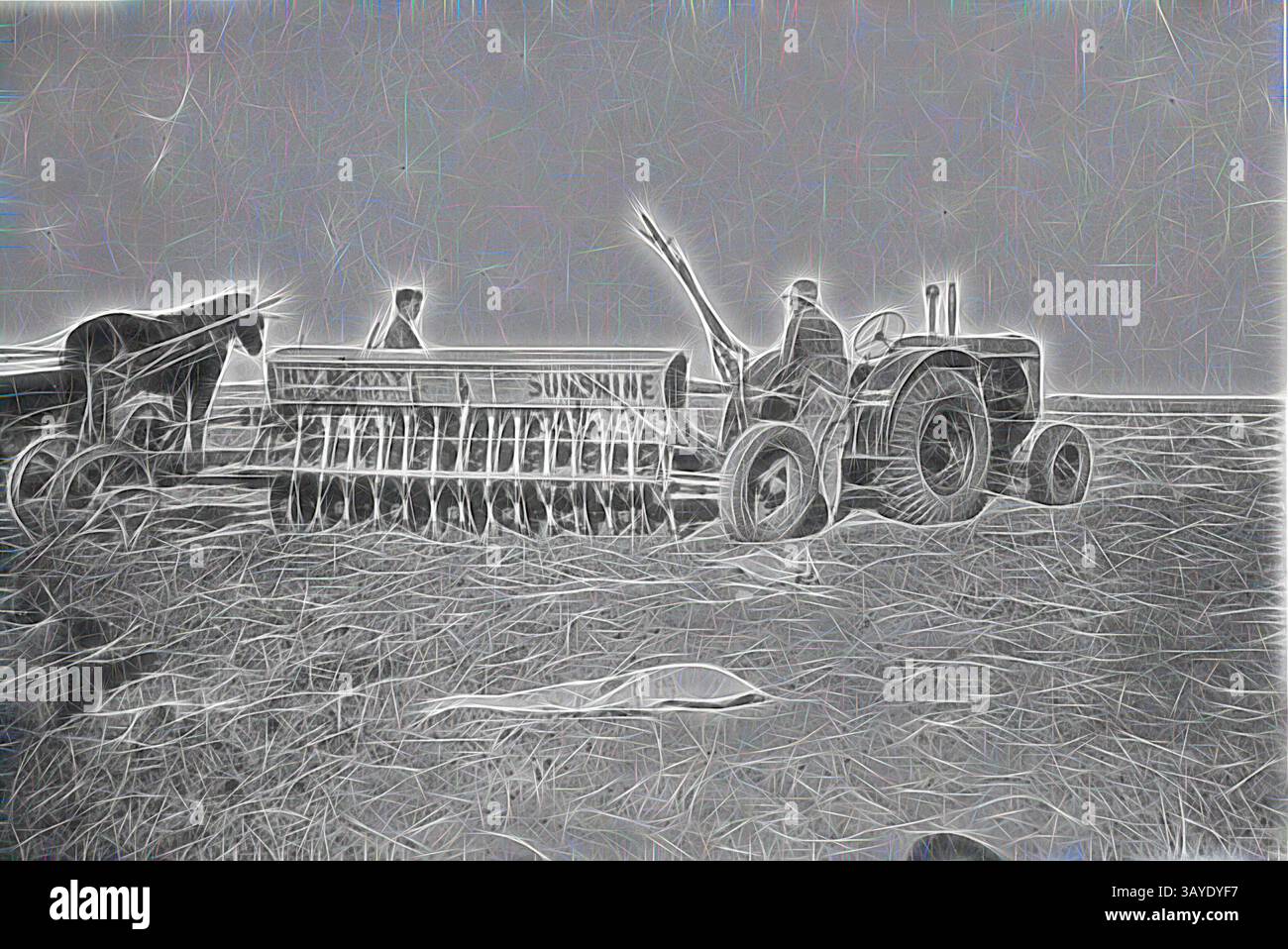 Un trattore e un aratro d'epoca si trovano su un ampio campo, con un cavallo in piedi nelle vicinanze. Un agricoltore gestisce l'attrezzatura, incarnando un momento di tradizione agricola e lavoro. Negativo - Kulwin, Victoria, circa 1935, semina con un seminatore H.V. McKay Sunshine., arte classica con un tocco moderno reinventato da Artotop Foto Stock