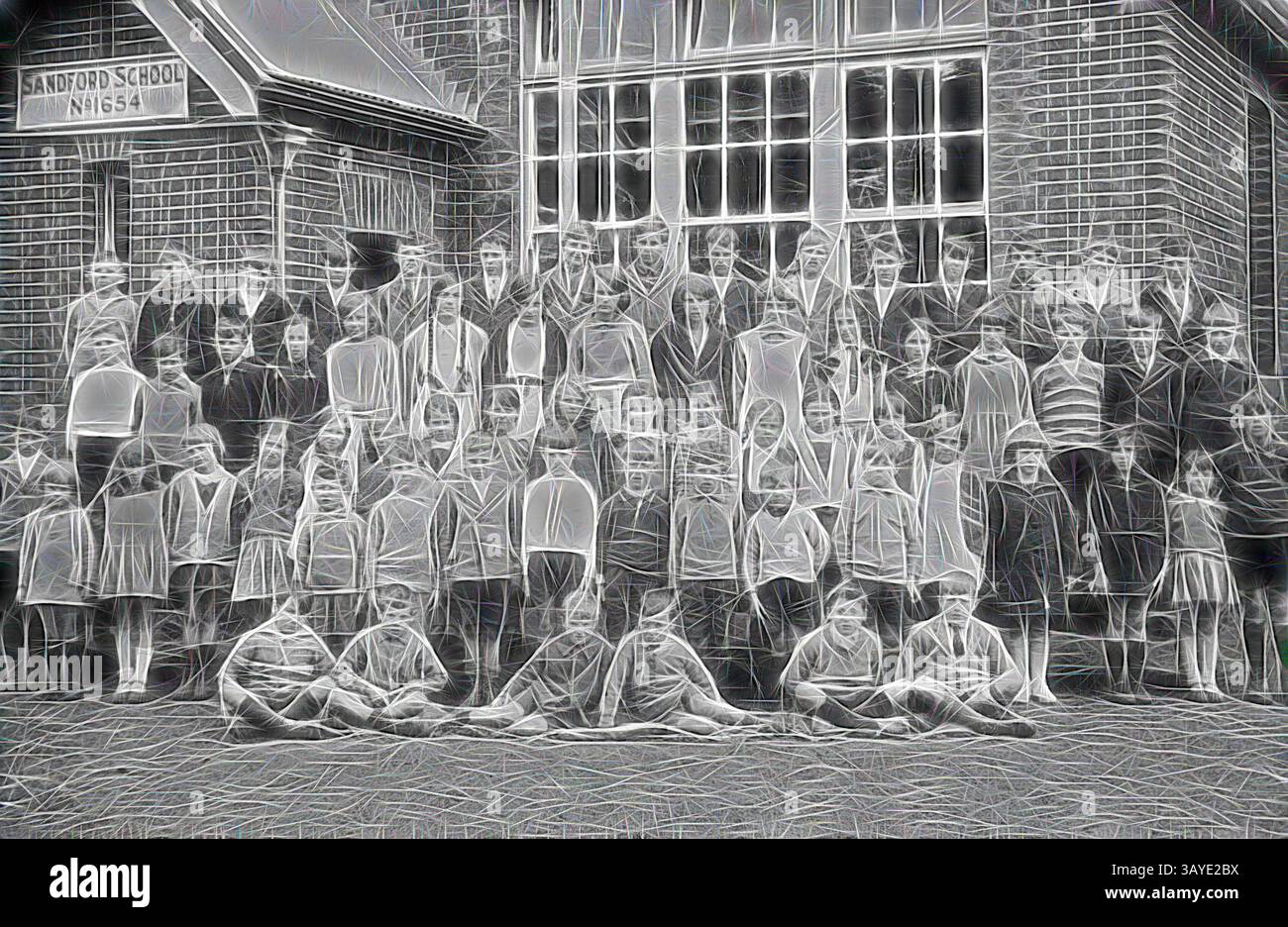 Un grande gruppo di studenti si riunì all'esterno di un edificio scolastico, vestito con abiti tradizionali, con molti in piedi in fila e alcuni seduti davanti. L'ambientazione evoca un senso di nostalgia, catturando un momento nel tempo all'interno di un ambiente educativo., negative - Students at State School No.1654, Sandford, Victoria, 1928, Una fotografia formale di studenti al di fuori della Sandford School No.1654. La scuola è in mattoni con finestre panoramiche, arte classica con un tocco moderno reinventata da Artotop Foto Stock
