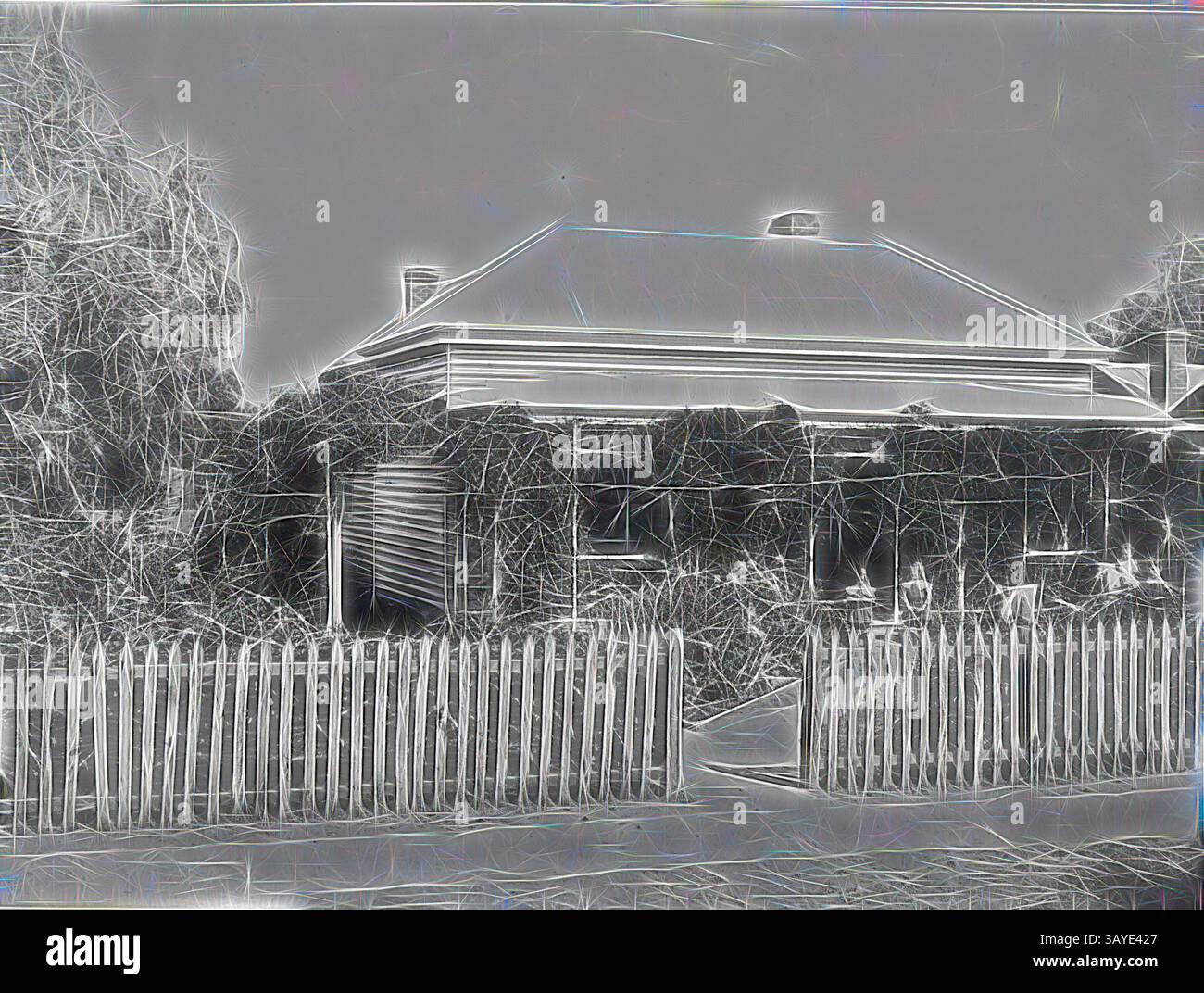 Una pittoresca casa circondata da una vegetazione lussureggiante, caratterizzata da una recinzione per picchetti e un accogliente portico, adagiato su uno sfondo sereno. Negativo - famiglia Bode di fronte alla loro casa, Kerang, Victoria, circa 1909, immagine in bianco e nero della famiglia Bode di fronte alla loro casa a Kerang, Victoria, circa 1909-1910. La famiglia è raffigurata, da sinistra a destra: In piedi sul sentiero Esther May Bode e Edith Lavinia Bode; la loro madre Mary Jane Bode (nata Morrison) seduta; Leslie Bode a cavallo a dondolo; Victor Bode; e il loro padre Albert Bode., arte classica con un tocco moderno reinventata da Artotop Foto Stock