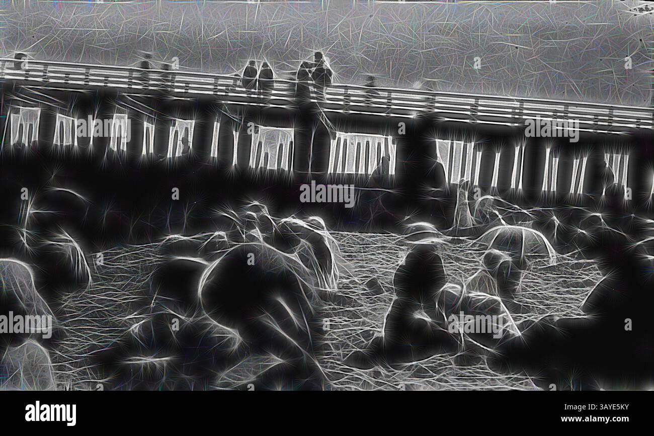 Una tranquilla spiaggia con persone riunite vicino a un molo, con figure sdraiate sulla sabbia e la sagoma del molo che creano uno sfondo suggestivo. L'atmosfera trasmette un senso di relax e comunità in mezzo alla natura. Negativo - Lakes Entrance, Victoria, 1919, Un certo numero di persone sulla spiaggia e altre sul molo alle spalle. Una fotografia molto scura con le persone in silhouette. Arte classica con un tocco moderno reinventata da Artotop Foto Stock