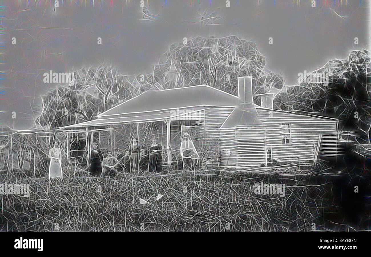 Una scena rurale caratterizzata da una casa rustica con un portico, circondata da alberi e erba alta, dove si riuniscono diverse figure che evocano un senso di storia e comunità. Negativo - Wentworth District, New South Wales, circa 1905, famiglia di fronte alla fattoria sulla stazione 'Balcatherine'. La fattoria sembra essere stata ricostruita piuttosto che ampliata. uno degli uomini ha una racchetta da tennis. Notate il camino con la base in ferro ondulato e legno. Arte classica con un tocco moderno reinventata da Artotop Foto Stock
