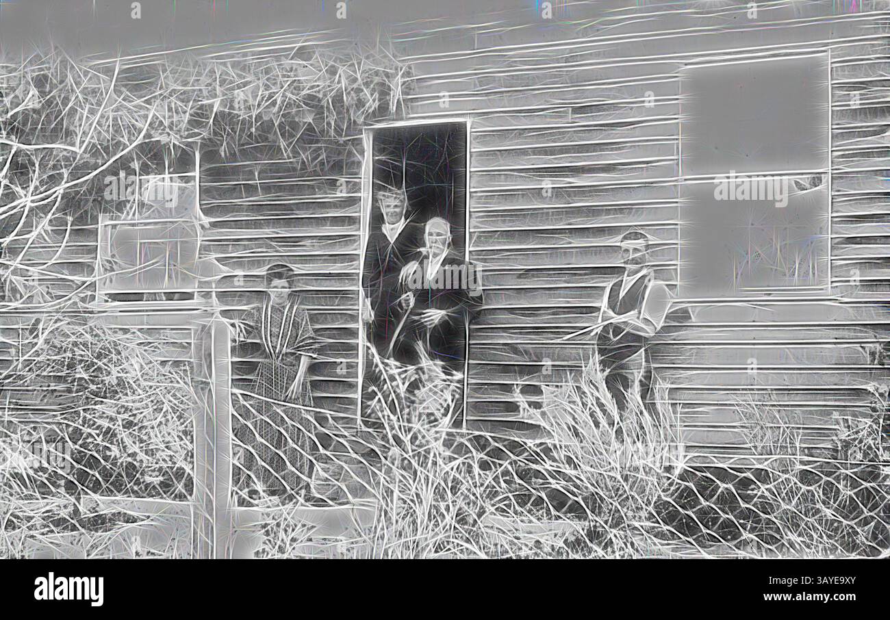 Un gruppo di quattro persone si trova all'ingresso di una struttura rustica in legno, incorniciata da fogliame sovrastato e da una recinzione intemprata, trasuda un senso di cameratismo e intrigo., negativo - Hazelwood District, Victoria, circa 1905, membri della famiglia Northway davanti alla loro casa. La casa è una semplice tavola di legno con la porta d'ingresso che si apre direttamente sul giardino. Uno degli uomini ha un fucile sotto il braccio., arte classica con un tocco moderno reinventata da Artotop Foto Stock