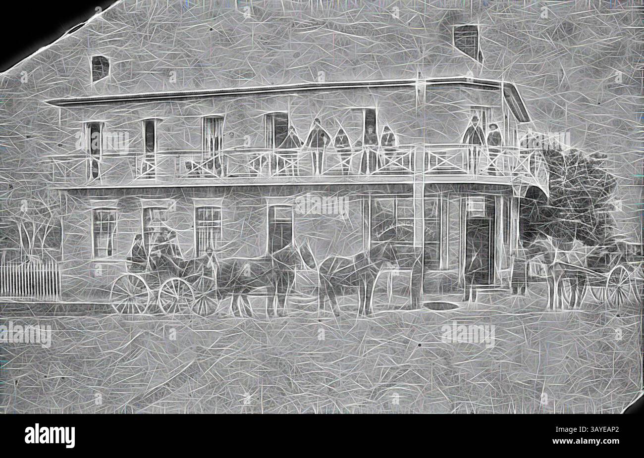 Un edificio storico con balcone si affaccia su una vivace scena con carrozze trainate da cavalli e persone riunite sul portico, evocando un senso di nostalgia e comunità. Negativo - Rosedale, Victoria, 1890, carrozze trainate da cavalli di fronte all'Exchange Hotel. C'è un certo numero di persone sul balcone. Arte classica con un tocco moderno reinventata da Artotop Foto Stock