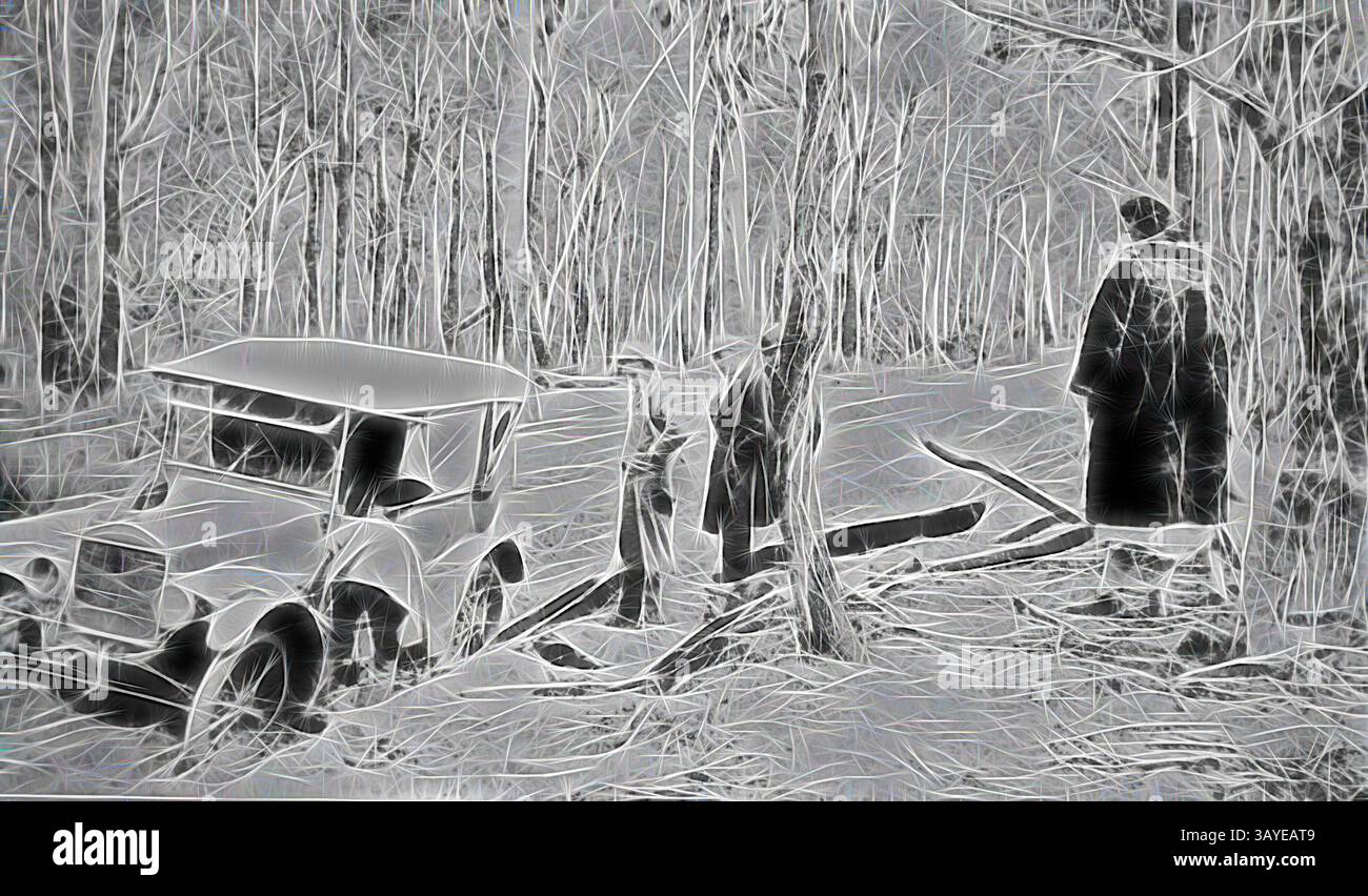 Un'auto d'epoca è parzialmente oscurata dagli alberi in una foresta, mentre due figure si trovano nelle vicinanze, apparentemente impegnati in conversazione o contemplazione in mezzo a un ambiente tranquillo e naturale. Negativo - Buchan District, Victoria, circa 1925, Un gruppo di uomini con una Ford Model T impantanata su una strada boscosa. Una donna e un bambino piccoli stanno sulla destra. Arte classica con un tocco moderno reinventata da Artotop Foto Stock Un'auto d'epoca è parzialmente oscurata dagli alberi in una foresta, mentre due figure si trovano nelle vicinanze, apparentemente impegnati in conversazione o contemplazione in mezzo a un ambiente tranquillo e naturale. Negativo - Buchan District, Victoria, circa 1925, Un gruppo di uomini con una Ford Model T impantanata su una strada boscosa. Una donna e un bambino piccoli stanno sulla destra. Arte classica con un tocco moderno reinventata da Artotop Foto Stock