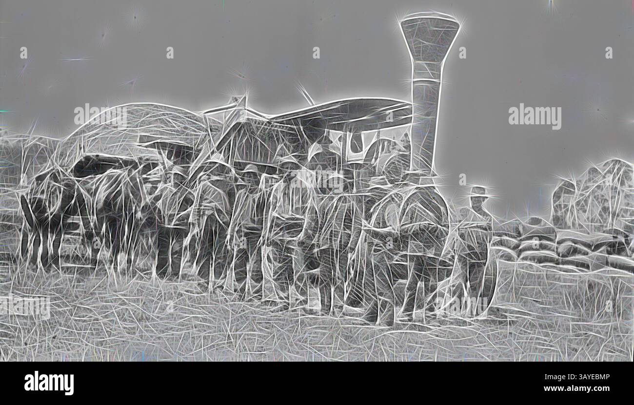 Un gruppo di persone si trova accanto a un grande motore a vapore, con cavalli collegati all'equipaggiamento. Sono vestiti con abiti da lavoro storici, creando un senso di nostalgia per un'epoca passata di industria e lavoro di squadra. La scena cattura l'essenza del duro lavoro e della collaborazione in un ambiente rurale., negative - Whitfield, Victoria, circa 1920, il team di trebbiatrici di Wyllie davanti a un motore a trazione a vapore., arte classica con un tocco moderno reinventato da Artotop Foto Stock