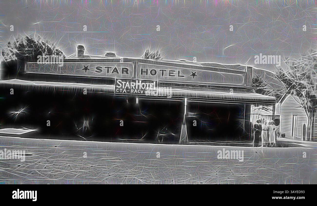 La facciata di un hotel d'epoca presenta il cartello "HOTEL STELLA", con un fascino rustico e un pizzico di nostalgia, circondato da alberi e da edifici lontani. Negativo - Bright, Victoria, circa 1925, The Star Hotel. Viene pubblicizzato come una casa CTA e RACV, arte classica con un tocco moderno reinventata da Artotop Foto Stock
