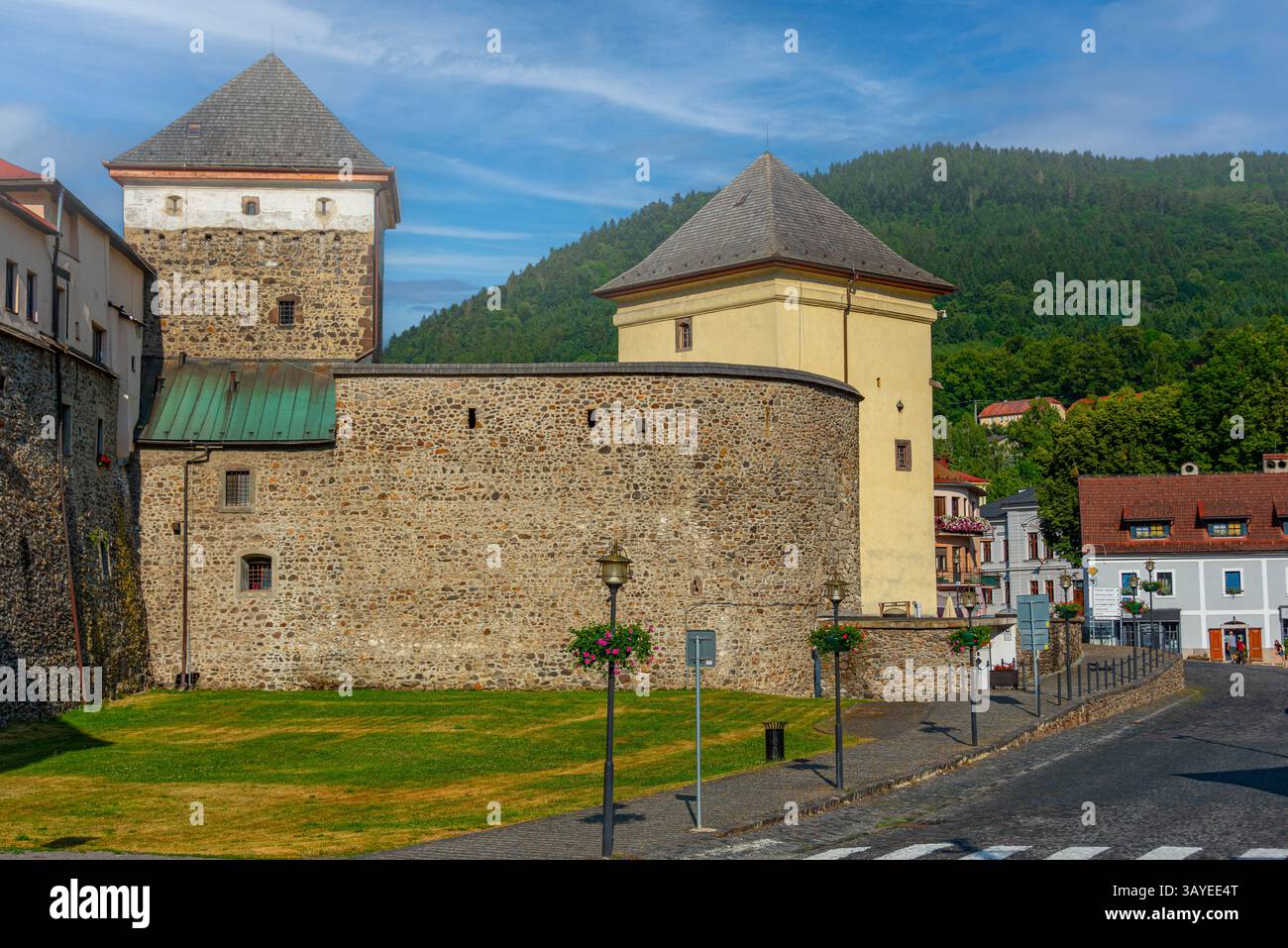Cancello inferiore con barbakan a Kremnica, Slovacchia. IMMAGINE Foto Stock