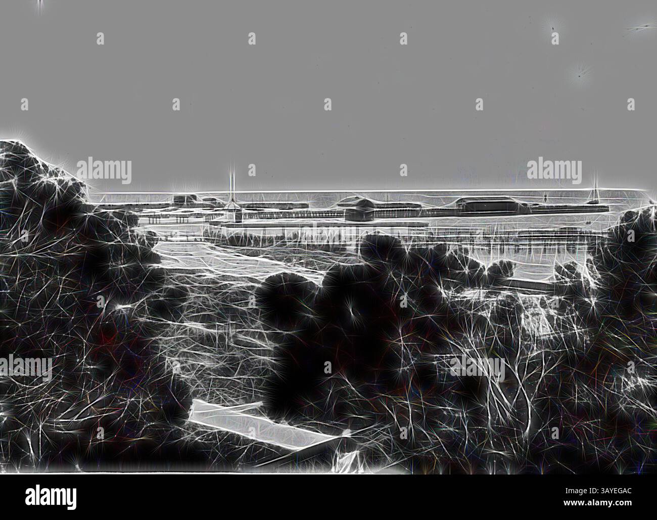 Un tranquillo paesaggio costiero mette in mostra strutture lontane lungo la costa, incorniciate da lussureggianti foglie in primo piano. La scena evoca un senso di calma e tranquillità, invitante contemplazione della bellezza naturale in riva al mare. Negativo - Queensland, circa 1930, bagni di mare e moli., arte classica con un tocco moderno reinventata da Artotop Foto Stock