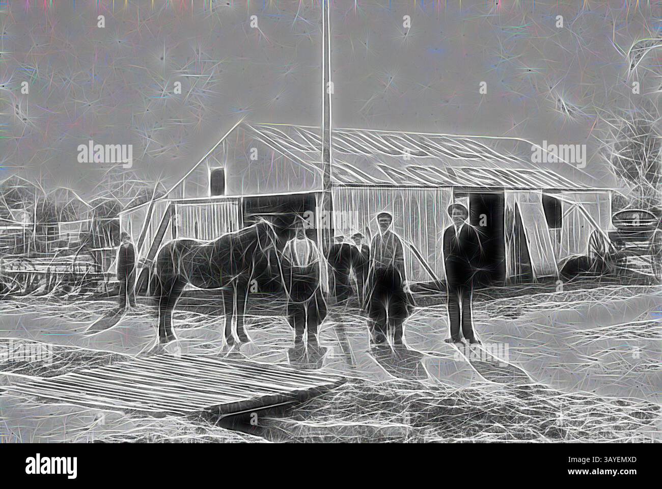 Un gruppo di persone si trova vicino a un fienile, accompagnato da un cavallo. L'atmosfera è serena, con figure che gettano lunghe ombre sul terreno, che accennano a un tempo precedente., negativo - Mount Gambier, Australia meridionale, circa 1895, Un certo numero di uomini con un cavallo fuori dal negozio di R.A. Tucker, Blacksmith. In primo piano c'è un ponte su un grondaiolo. Arte classica con un tocco moderno reinventata da Artotop Foto Stock