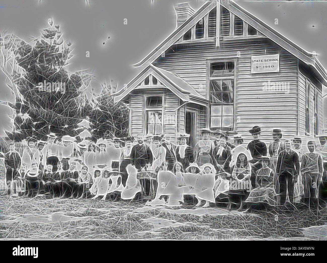 Un raduno storico di un grande gruppo di persone, vestite con abiti all'inizio del XX secolo, si trova all'esterno di un edificio scolastico in legno contrassegnato con la "STATE SCHOOL 1902". La scena cattura lo spirito della comunità dell'epoca, mostrando adulti e bambini in posa insieme, alcuni seduti di fronte alla scuola, altri dietro di loro. Il paesaggio circostante è caratterizzato da alberi che aggiungono un'atmosfera nostalgica. Negativo - Maffra Upper West, Victoria, 1902, alunni, insegnanti e genitori fuori dalla State School No.1940. Al centro del gruppo c'è un tavolo con servizio di tè. Arte classica Foto Stock