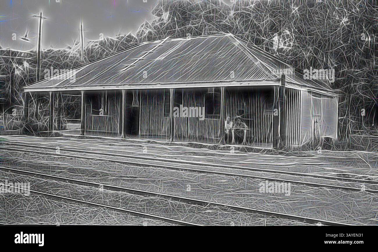 Una struttura rustica con tetto inclinato si trova lungo una serie di binari ferroviari, circondati da alberi. Le sue pareti intemprate e il design semplice evocano un senso di storia e nostalgia., negative - Darwin, Northern Territory, 1948, la stazione ferroviaria di Darwin., arte classica con un tocco moderno reinventata da Artotop Foto Stock