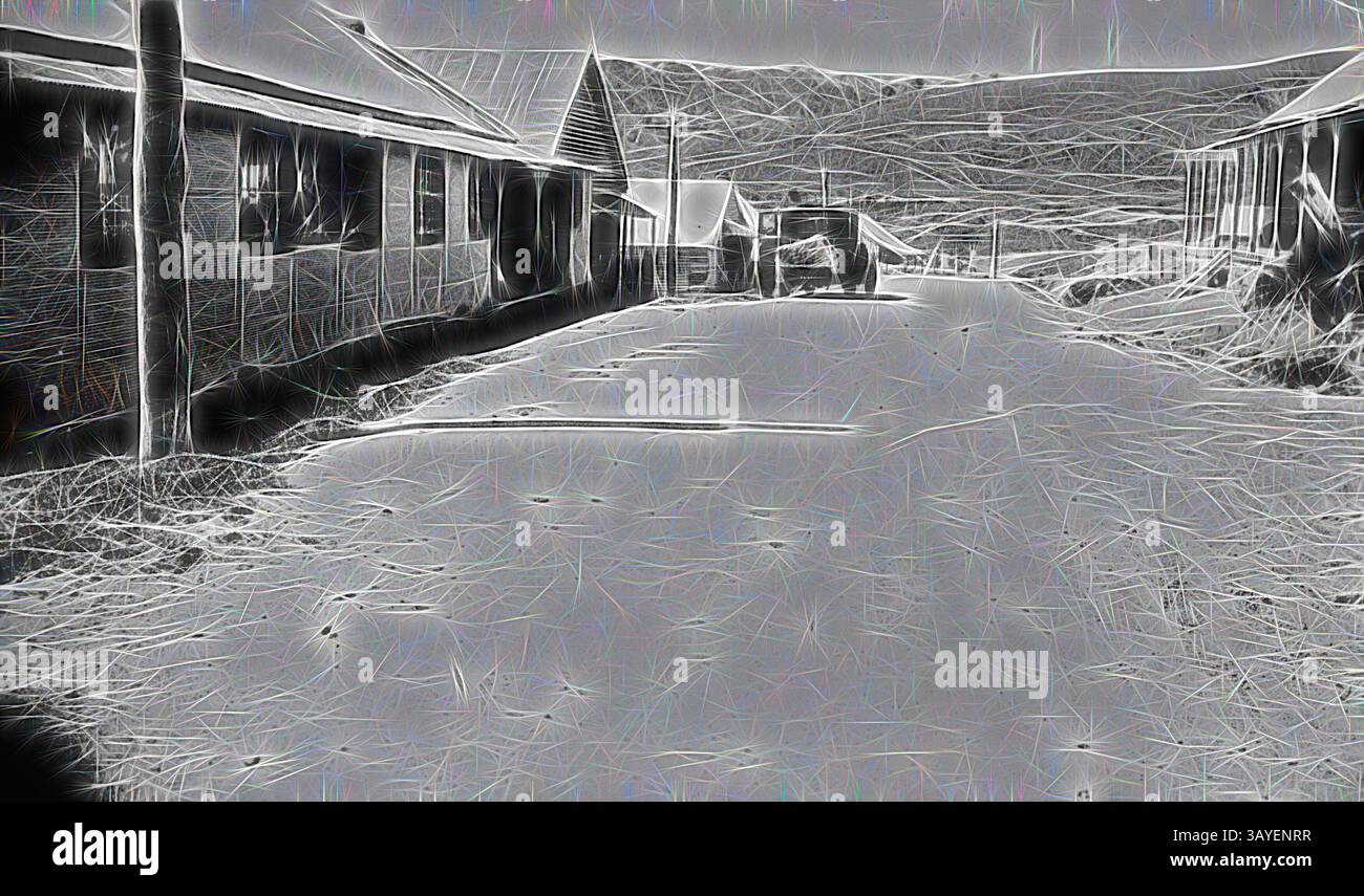 Una strada tortuosa e desolata fiancheggiata da edifici intemprati, con vegetazione sparsa sullo sfondo, che crea un'atmosfera di solitudine e abbandono. Linee e texture scintillanti aggiungono una qualità eterea alla scena., negative - Kiandra, New South Wales, circa 1930, Un'auto nella strada principale di Kiandra., arte classica con un tocco moderno reinventata da Artotop Foto Stock