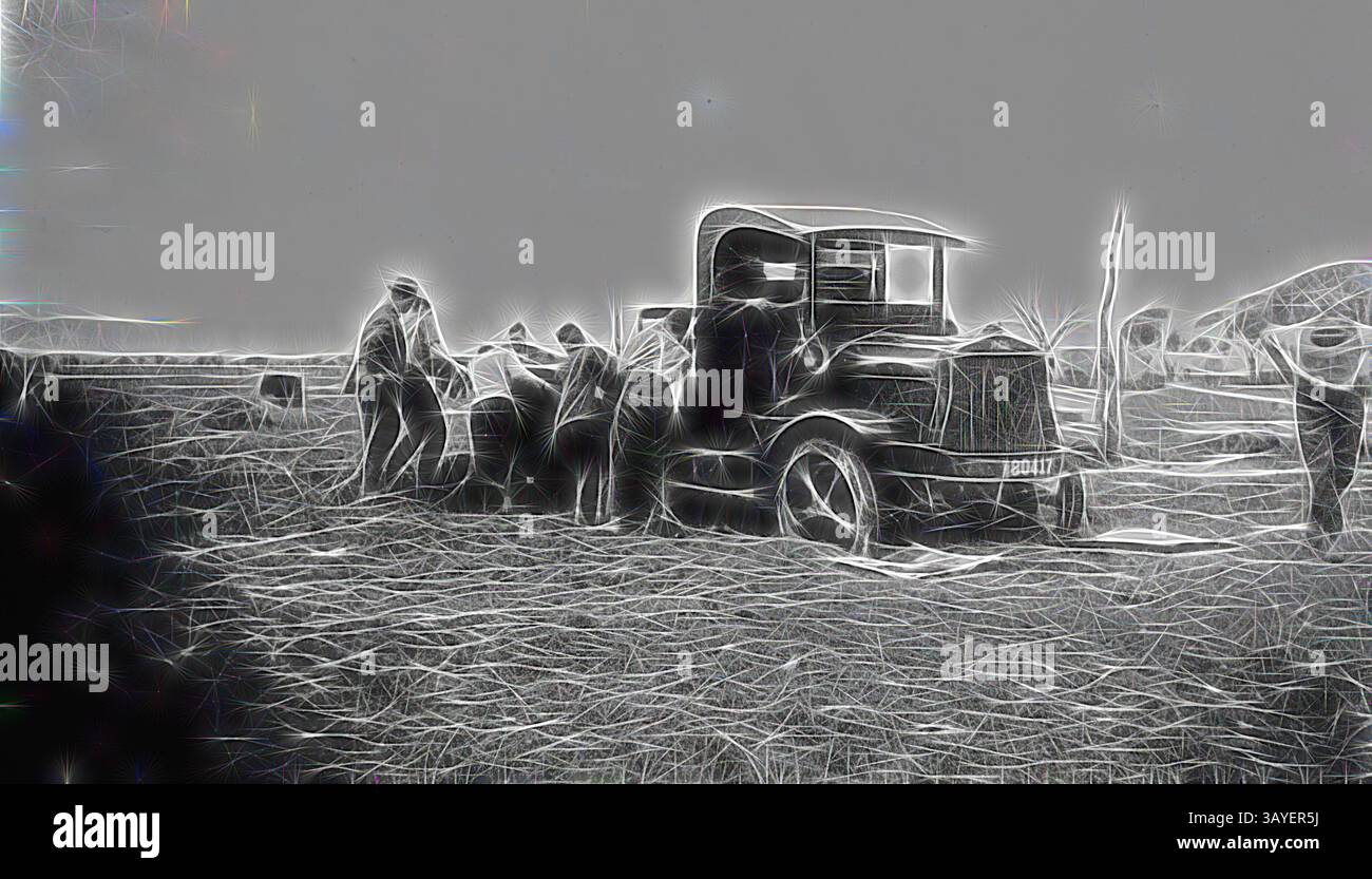 Un veicolo d'epoca si erge in primo piano come un gruppo di persone che si occupano di attività agricole, circondate da un ampio campo. La scena evoca un senso di duro lavoro e comunità, mettendo in evidenza il legame tra le persone e la terra. Negativo - Flinders Ranges, Australia meridionale, 1925, Un certo numero di uomini che tentano di spostare un camion impantanato. Sono tosatrici "tra capannoni", arte classica con un tocco moderno reinventata da Artotop Foto Stock