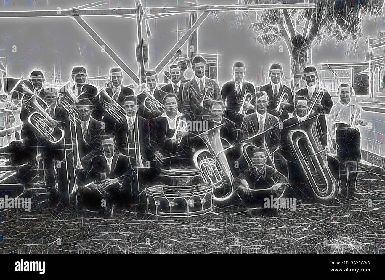 Un grande gruppo di musicisti posa insieme, mostrando una varietà di strumenti di ottoni e percussioni. Indossati con abiti formali, trasmettono un senso di cameratismo e dedizione al loro mestiere, circondati da un ambiente rustico all'aperto., negative - Mallee, Victoria, circa 1925, membri di una band., arte classica con un tocco moderno reinventata da Artotop Foto Stock