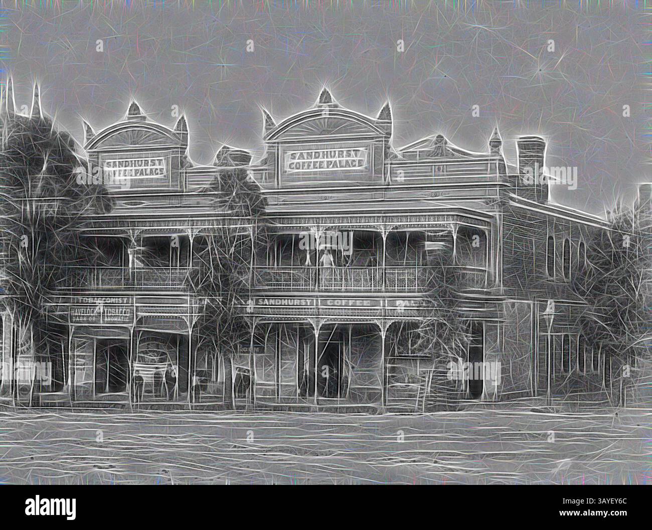 Un edificio in stile vintage con la scritta "Sandhurst Coffee Palace", che mostra intricati dettagli architettonici e un fascino storico. Gli alberi fiancheggiano la facciata, aggiungendovi l'atmosfera di un'epoca passata. Negativo: Bendigo, Victoria, 1890, il Sandhurst Coffee Palace. Ci sono un certo numero di persone in piedi sul balcone e di fronte all'edificio. C'è un tabaccheria sulla sinistra. Arte classica con un tocco moderno reinventata da Artotop Foto Stock