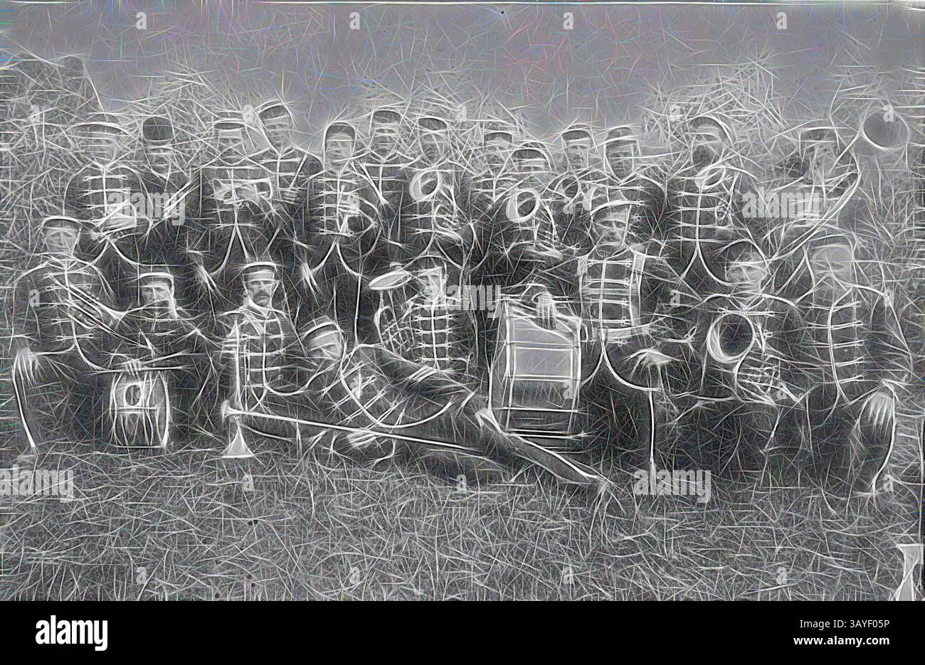 Un grande gruppo di musicisti vestiti con uniformi in stile militare si riunisce per un ritratto collettivo, mostrando una varietà di strumenti, tra cui tamburi, corni e una tuba, ambientato su uno sfondo naturale., negative - Wedderburn, Victoria, circa 1890, The Wedderburn Band., arte classica con un tocco moderno reinventata da Artotop Foto Stock