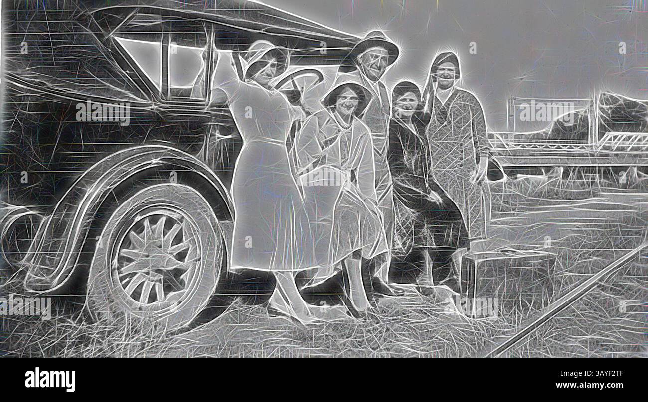 Un gruppo di cinque persone elegantemente vestite si erge accanto a un'auto d'epoca, trasudando un senso di gioia e di cameratismo. Le donne indossano cappelli e abiti eleganti tipici dell'epoca, mentre gli uomini sono vestiti con abiti comodi. Lo sfondo offre una vista panoramica che aggiunge un'atmosfera nostalgica e un senso di avventura. Negativo: Swan Hill, Victoria, circa 1930, Un uomo e quattro donne accanto a un'auto. Sullo sfondo c'è un ponte sul fiume Murray. C'è una valigia a terra di fronte al gruppo, mentre una linea ferroviaria è visibile nell'angolo in basso a destra. Arte classica con un tocco moderno Foto Stock