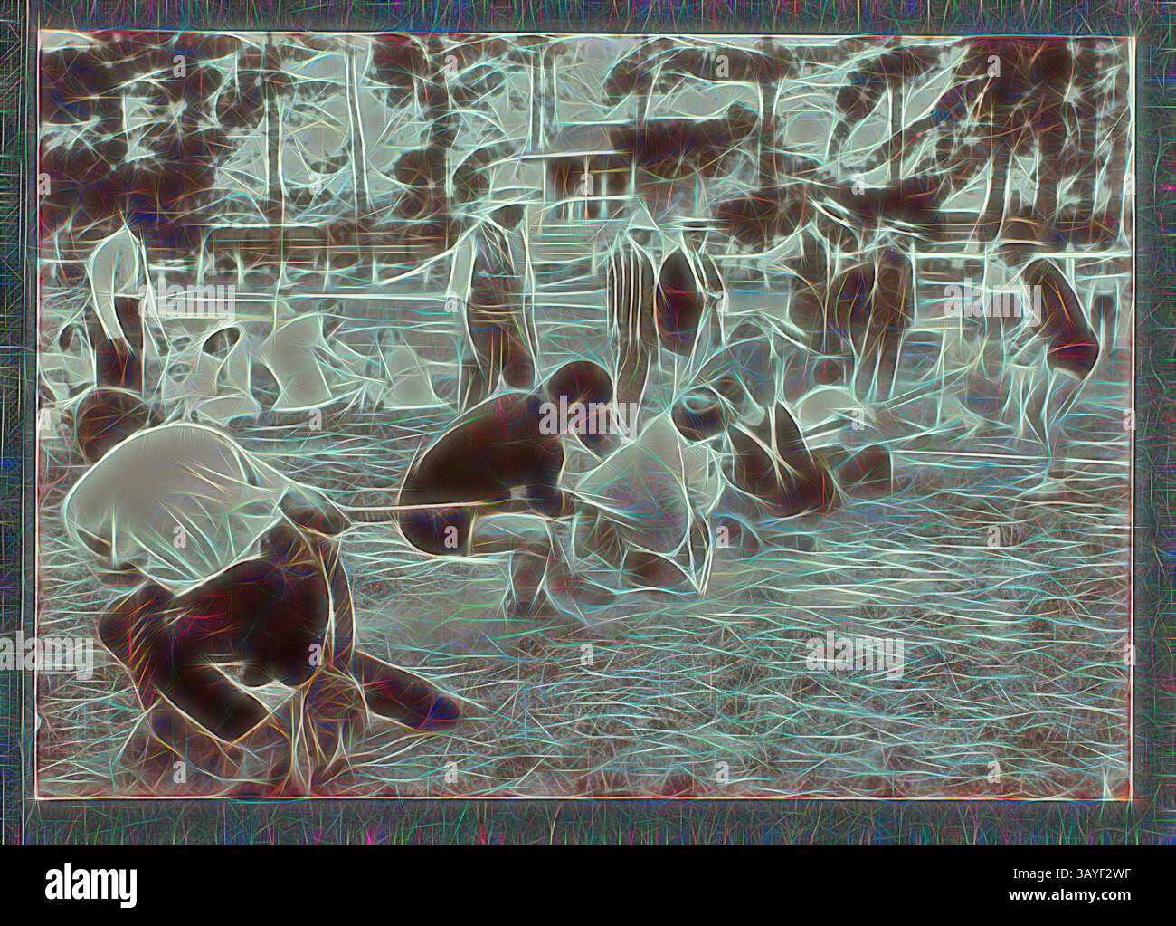 Una vivace scena in un parco dove gruppi di persone sono impegnati in varie attività, alcune sedute a terra, altre si trovano nelle vicinanze. L'atmosfera suggerisce un senso di comunità e interazione mentre gli individui partecipano a un evento vivace, circondato da alberi e spazi aperti., Fotografia - Tug-of-War, Melbourne Electric Supply Co Sports Carnival, Frankston, Victoria, 1915, parte di una grande collezione fotografica di negativi di lastre di vetro e film, stampe fotografiche e album fotografici, relativi allo sviluppo dell'industria dell'alimentazione elettrica a Victoria, gestita dallo Stato Foto Stock