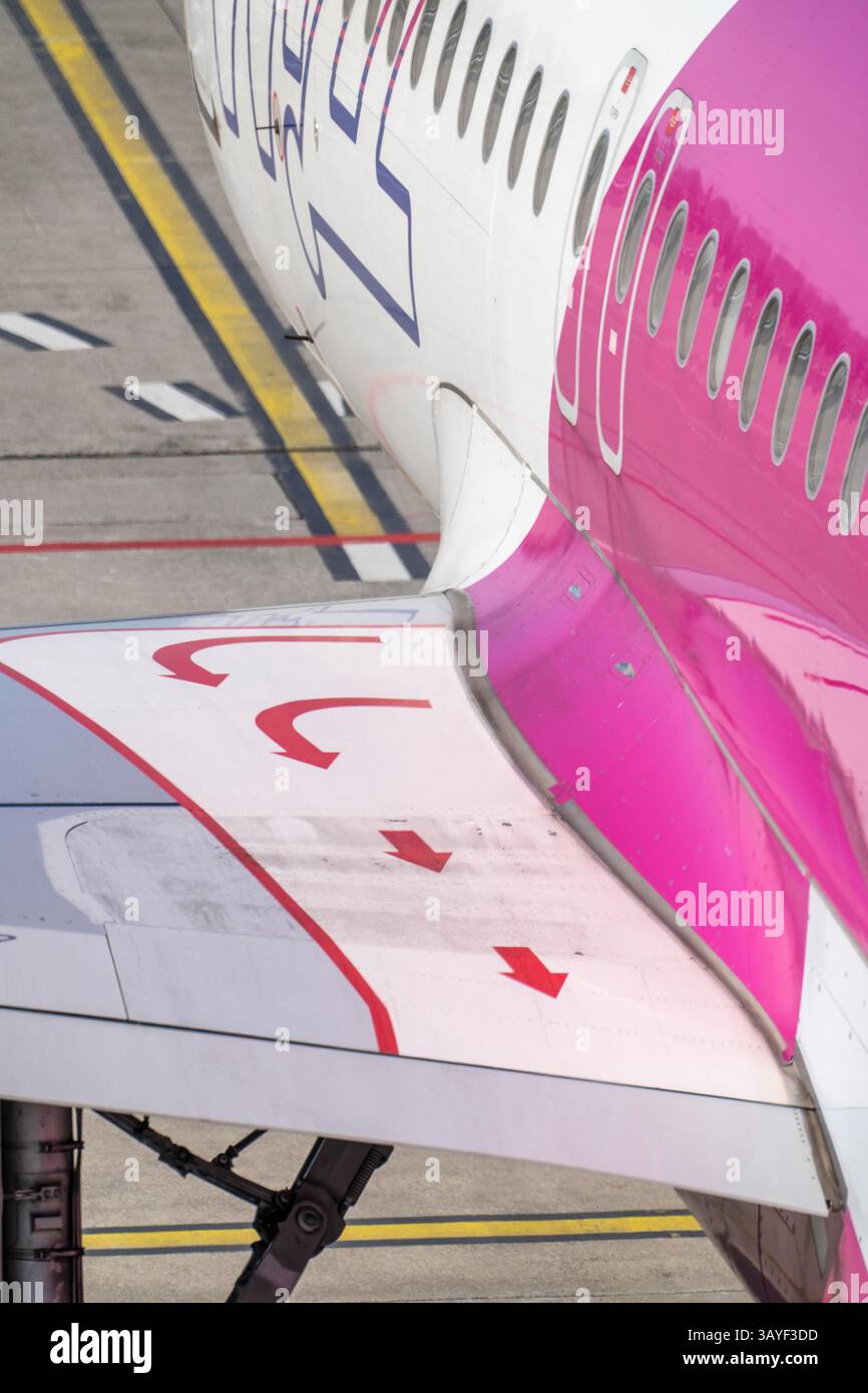 I contrassegni sull'ala di un Airbus A320, le frecce indicano la via di fuga, attraverso le uscite di emergenza, sopra l'ala, verso la parte posteriore, evacuazione di emergenza Foto Stock