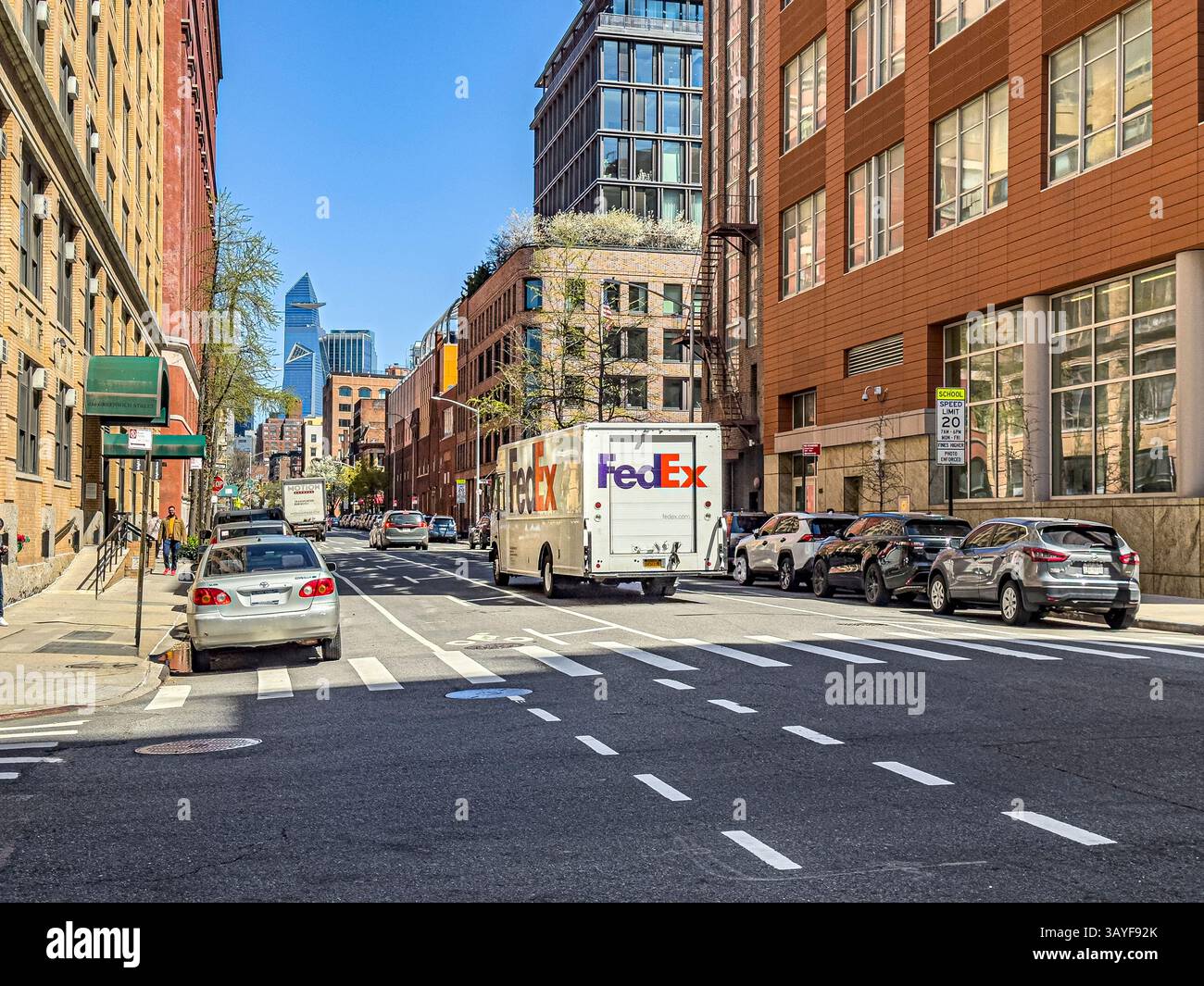 FedEx consegna camion e scena stradale, New York, New York, Stati Uniti Foto Stock