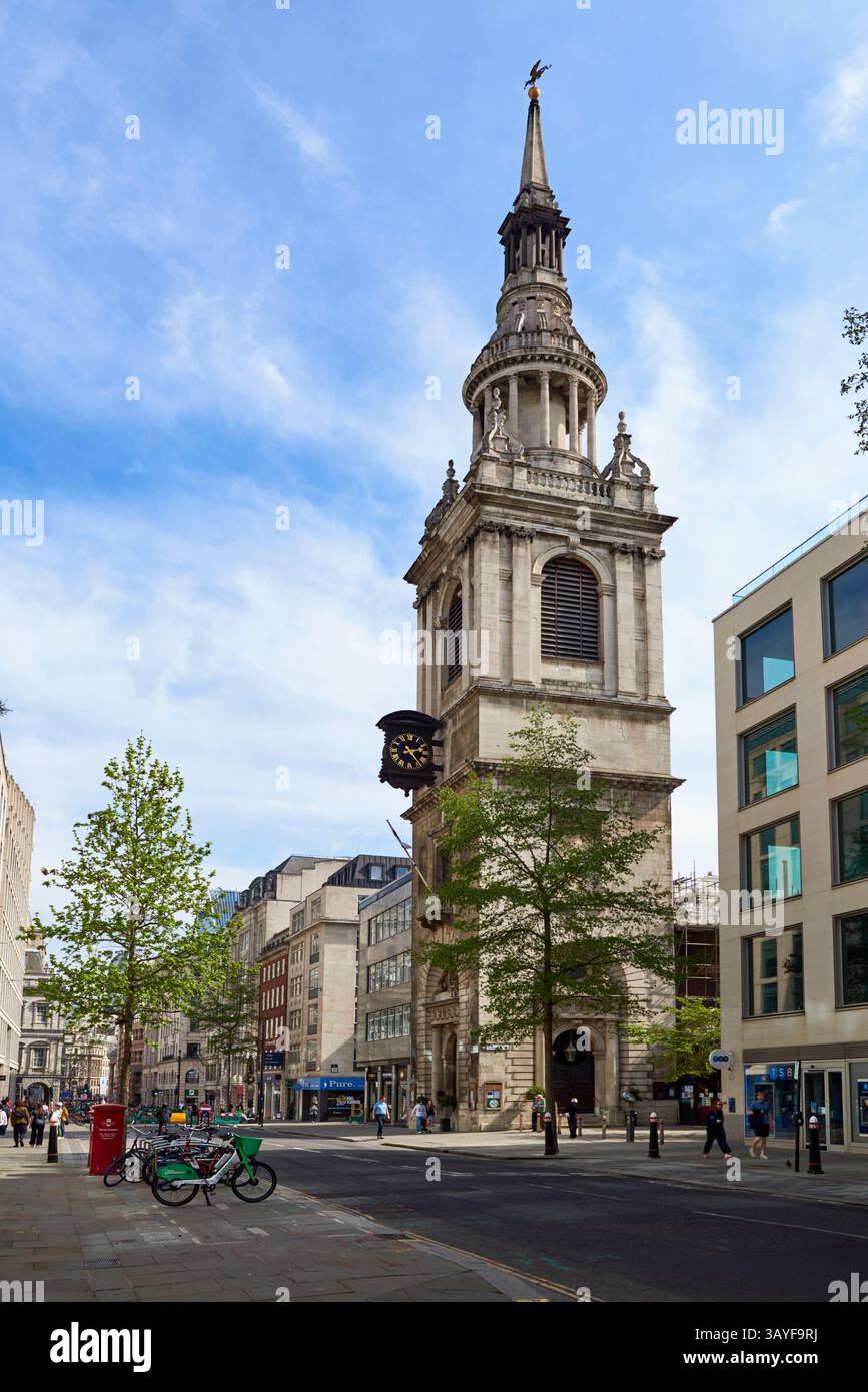 Cheapside e chiesa di St Mary le Bow, nella City di Londra, Regno Unito Foto Stock