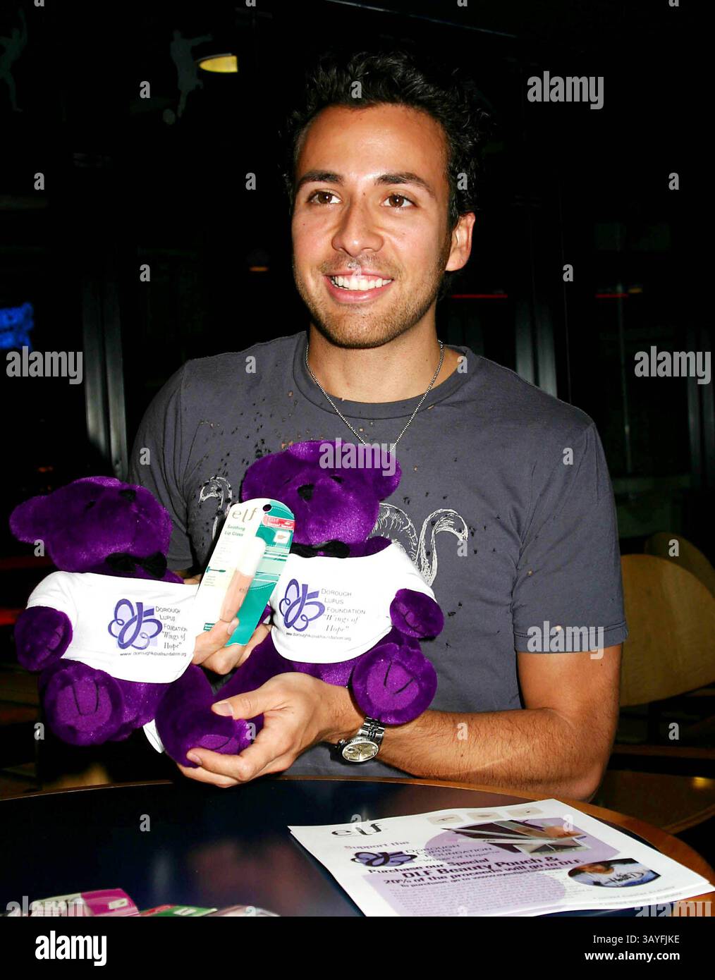 12 giugno 2005 - New York, New York, Stati Uniti - K43669ML.THE DOROUGH LUPUS FOUNDATION E E.L.F. COSMETICS BENEFIT BOWLING TOURNAMENT PRESSO AMF CHELSEA PIER LANE, NEW YORK New York 06-12-2005. - HOWIE DOROUGH (immagine di credito: © Mitchell Levy/Globe Photos/ZUMAPRESS.com) Foto Stock 12 giugno 2005 - New York, New York, Stati Uniti - K43669ML.THE DOROUGH LUPUS FOUNDATION E E.L.F. COSMETICS BENEFIT BOWLING TOURNAMENT PRESSO AMF CHELSEA PIER LANE, NEW YORK New York 06-12-2005. - HOWIE DOROUGH (immagine di credito: © Mitchell Levy/Globe Photos/ZUMAPRESS.com) Foto Stock