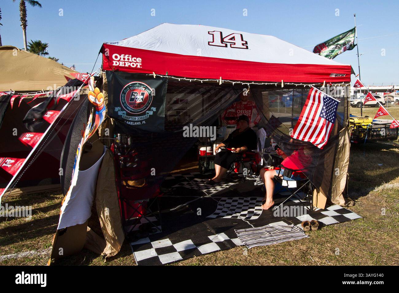 Daytona Beach, FL - 18 febbraio 2010: I fan si divertono mentre guardano gli eventi in pista nei giorni precedenti alla Daytona 500 (immagine di credito: © ASP/Cal Sport Media/ZUMAPRESS.com) Foto Stock