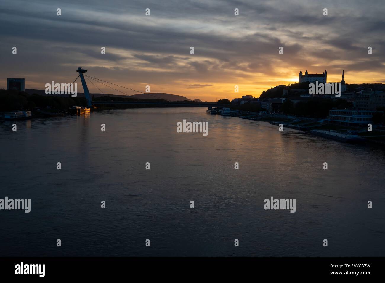 Bratislava, Slovacchia. 20 aprile 2025. Panoramica generale del fiume Danubio a Bratislava durante il tramonto. Sullo sfondo si può ammirare la torre UFO, il ponte SNP, il castello di Bratislava e la cattedrale di San Martino. (Immagine di credito: © Tomas Tkacik/SOPA Images via ZUMA Press Wire) SOLO PER USO EDITORIALE! Non per USO commerciale! Foto Stock