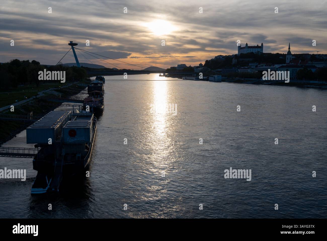 Bratislava, Slovacchia. 20 aprile 2025. Panoramica generale del fiume Danubio a Bratislava durante il tramonto. Sullo sfondo si può ammirare la torre UFO, il ponte SNP, il castello di Bratislava e la cattedrale di San Martino. (Immagine di credito: © Tomas Tkacik/SOPA Images via ZUMA Press Wire) SOLO PER USO EDITORIALE! Non per USO commerciale! Foto Stock