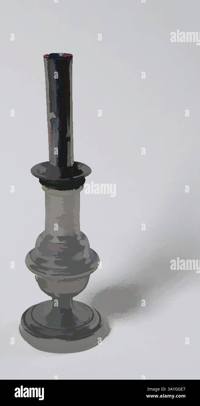 Un elegante dispositivo per fumatori si appoggia su una superficie liscia e presenta linee curve e finiture riflettenti, con un boccaglio sottile che si estende verso l'alto. Francese: Lampada fluida, francese, XIX secolo, Peltro, totale: 10 7/8 x 3 1/4 poll. (27,6 x 8,3 cm) Arte classica con un tocco moderno reinventata da Artotop Foto Stock