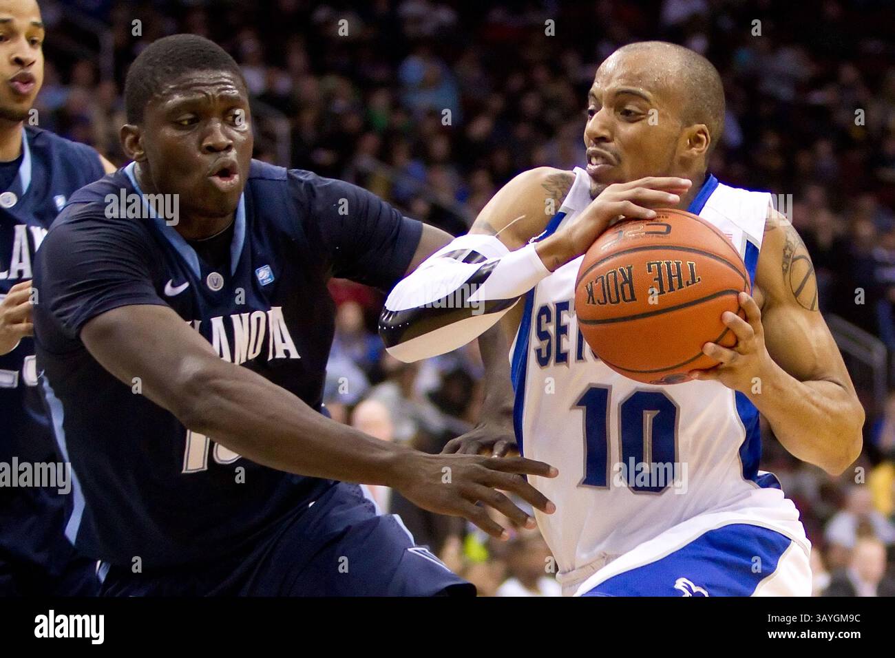 15 febbraio 2011: I Seton Hall Pirates guardano Jordan Theodore (10) in azione contro l'attaccante/centro dei Villanova Wildcats Mouphtaou Yarou (13) durante la partita di basket NCAA tra i #15 Villanova Wildcats e i Seton Hall Pirates al Prudential Center di Newark, New Jersey. The Wildcats batte The Pirates, 60-57.(Credit Image: &#169; Chris Szagola/Cal Sport Media)(Credit Image: © Chris Szagola/Cal Sport Media/ZUMAPRESS.com) Foto Stock