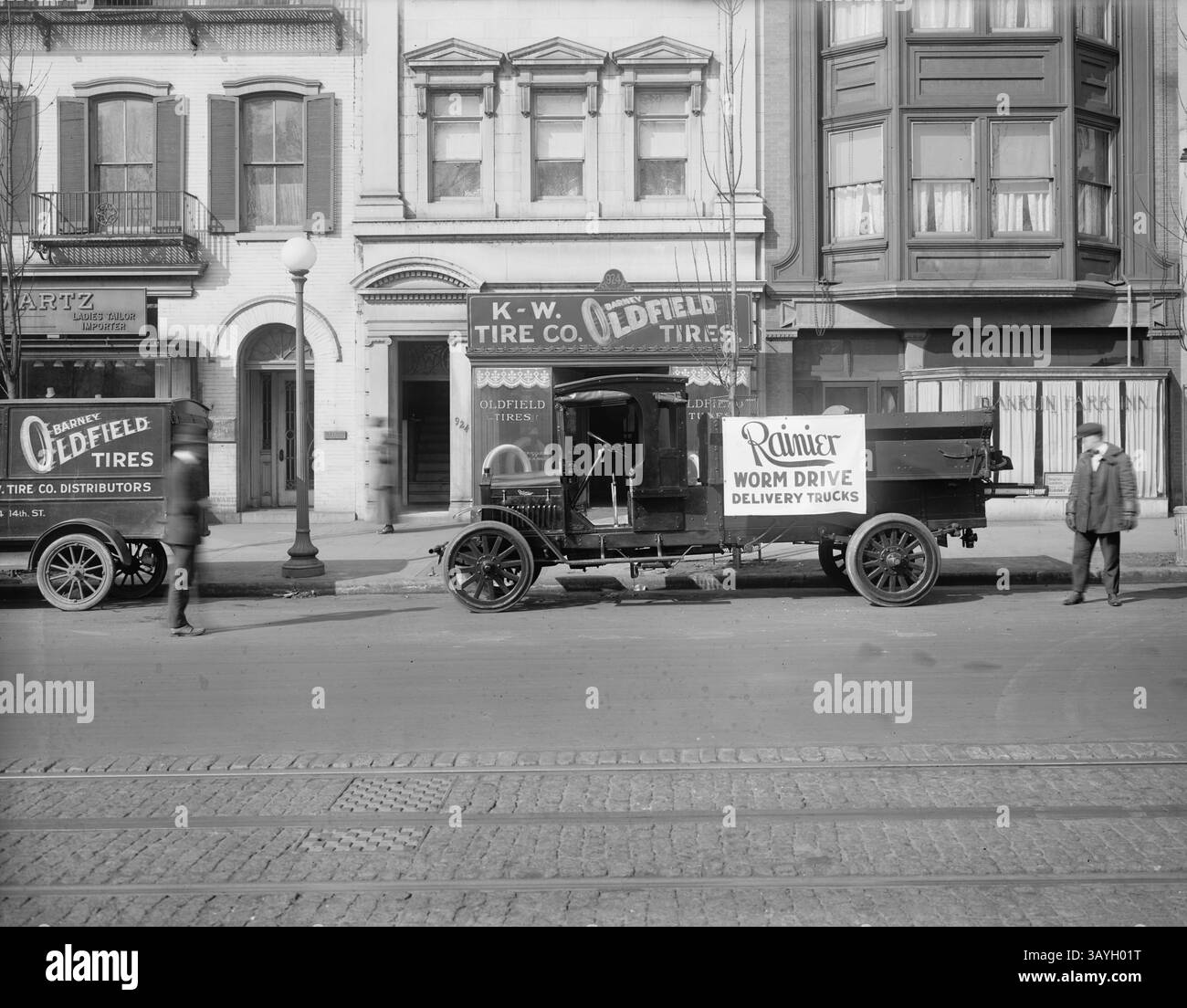 06 giugno 1920 - Washington, District of Columbia, Stati Uniti - Un camion per consegne Ranier Worm Drive, davanti alla K-W Tire Company che vende pneumatici Barney Oldfield. (Immagine di credito: © BuyEnlarge/ZUMAPRESS.com) Foto Stock