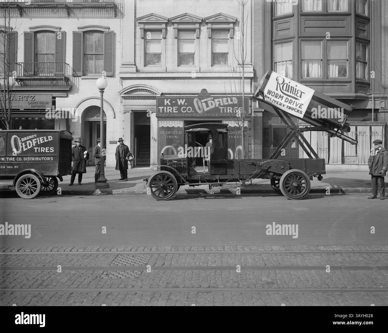 06 giugno 1920 - Washington, District of Columbia, Stati Uniti - Un camion per consegne Ranier Worm Drive, davanti alla K-W Tire Company che vende pneumatici Barney Oldfield. (Immagine di credito: © BuyEnlarge/ZUMAPRESS.com) Foto Stock