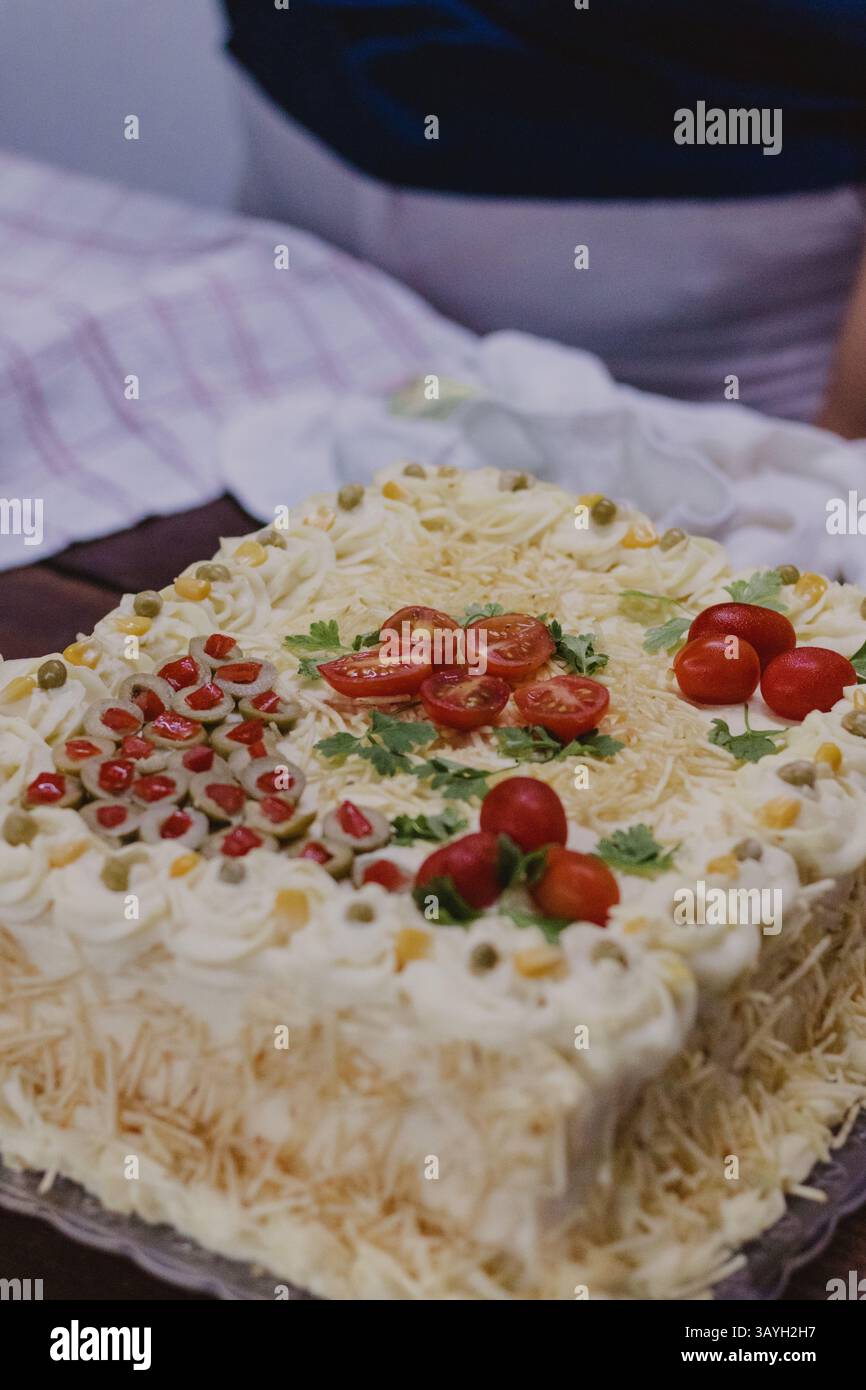 Torta salata decorata con pomodori freschi Foto Stock