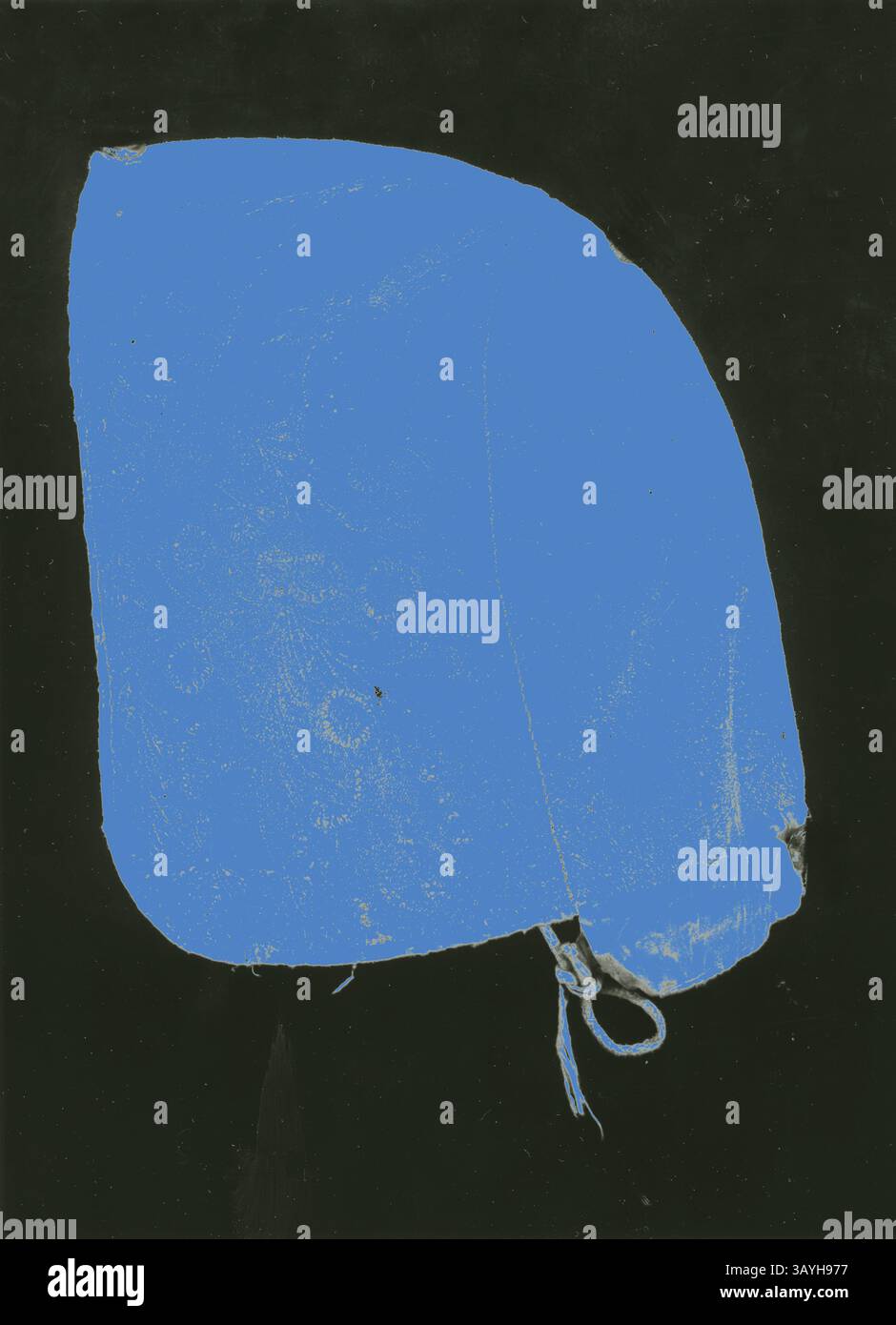 Un oggetto blu dalla forma liscia e curva si adagia su uno sfondo scuro, caratterizzato da texture e dettagli delicati. Una stringa legata si blocca da un bordo, aggiungendo un elemento di interesse. Cap, XVIII secolo, Inghilterra, Linen, intreccio semplice, ricamato con fili di lino in cuciture posteriori e cuciture a polvere di cuciture posteriori note come Point de Sable, 16,5 x 9,6 cm (6 1/2 x 3 3/4 pollici) Arte classica con un tocco moderno reinventata da Artotop Foto Stock