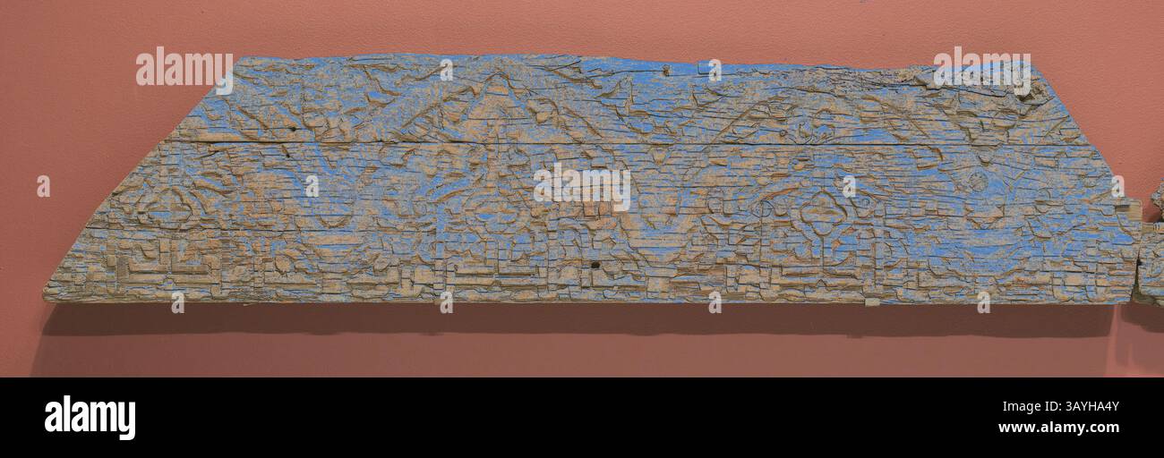 Un manufatto in legno resistente agli agenti atmosferici caratterizzato da intricate incisioni e motivi, che mostrano segni di età e usura, con accenni di vernice blu sbiadita che aggiungono carattere alla sua superficie. Frammento di uno stampaggio architettonico, dinastia marinide (1244-1465), XIV secolo, Marocco, Marocco, legno con intaglio a rilievo, 32,0 x 143,5 x 4,7 cm (5/8 x 56 1/8 x 7/8 poll.) Arte classica con un tocco moderno reinventata da Artotop Foto Stock
