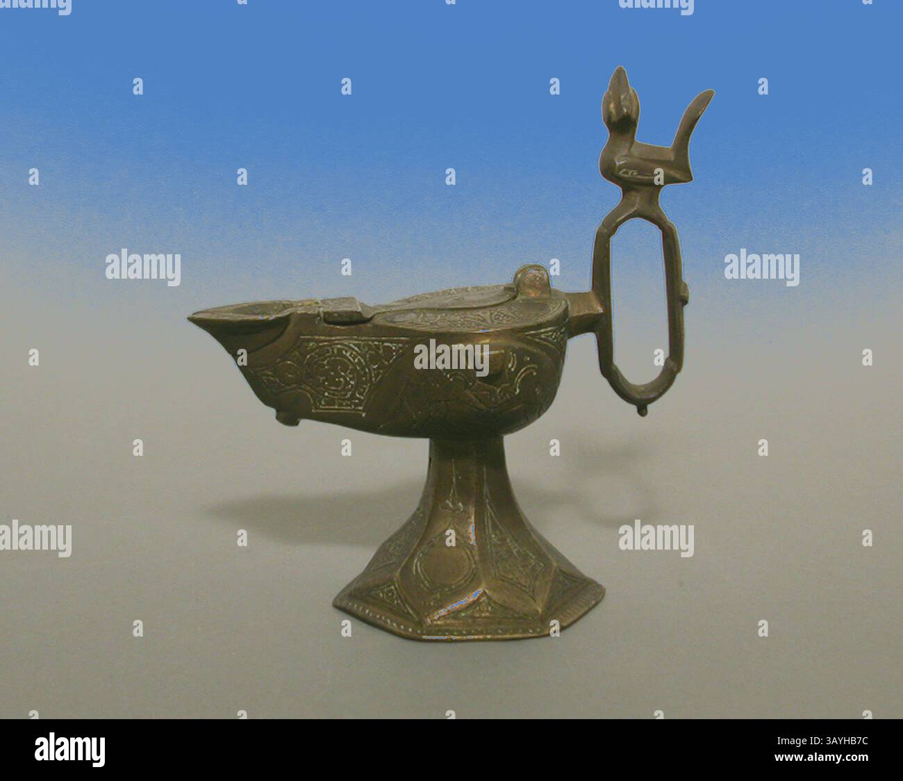 Una lampada a olio decorata con motivi intricati e un beccuccio graziosamente ricurvo, adornato da un manico decorativo a forma di uccello. Lampada a olio (Cheragh), dinastia Ilkhanide (1256–1353), inizio XIII secolo, Iran orientale o Afghanistan, probobamente Khurasan, Iran, Ottone con decorazione incisa, 14,8 x 13,6 x 7,1 cm (5 13/16 x 5 5 /16 x 2 13/16 poll.) Arte classica con un tocco moderno reinventata da Artotop Foto Stock