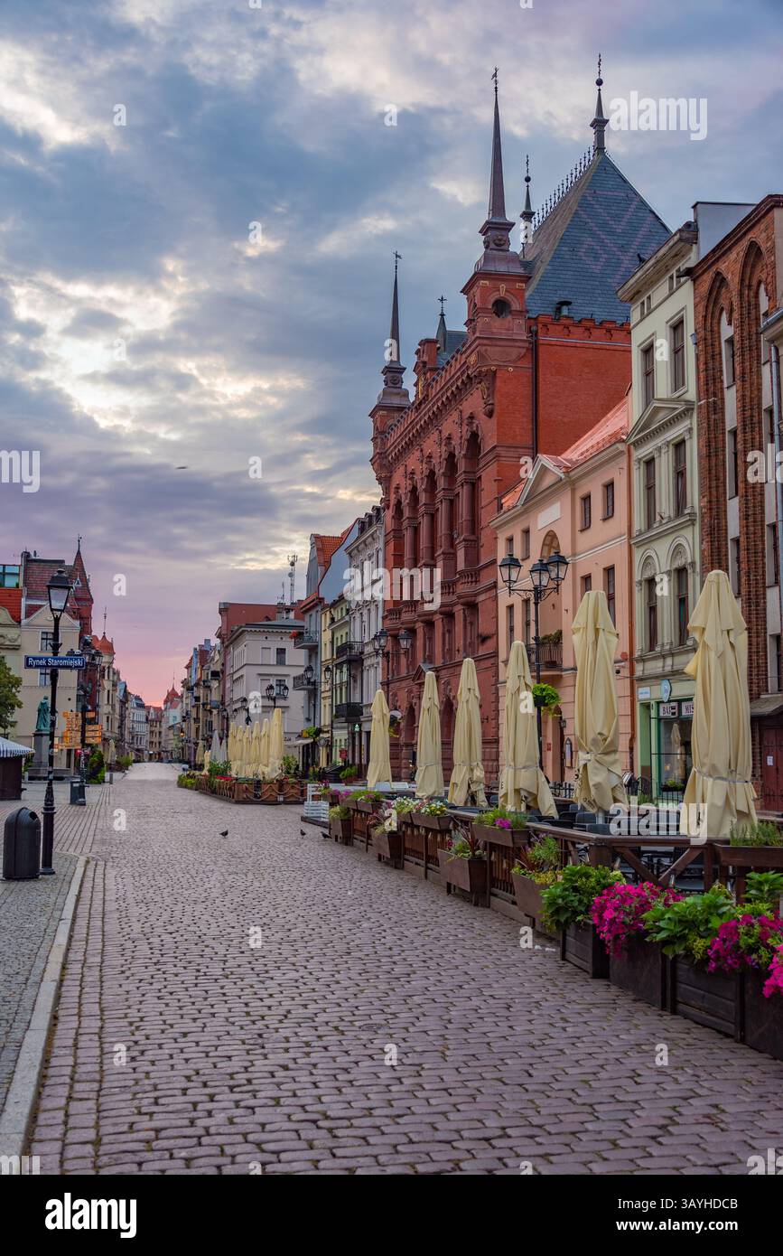 Vista al tramonto di una strada pedonale nel centro di Torun, Polonia. IMMAGINE Foto Stock