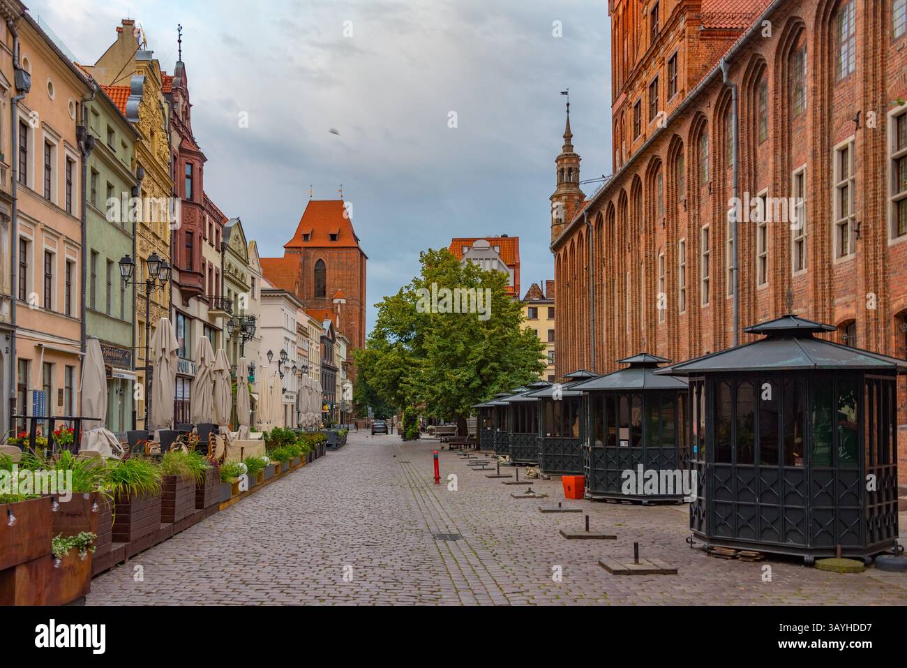 Vista al tramonto di una strada pedonale nel centro di Torun, Polonia. IMMAGINE Foto Stock