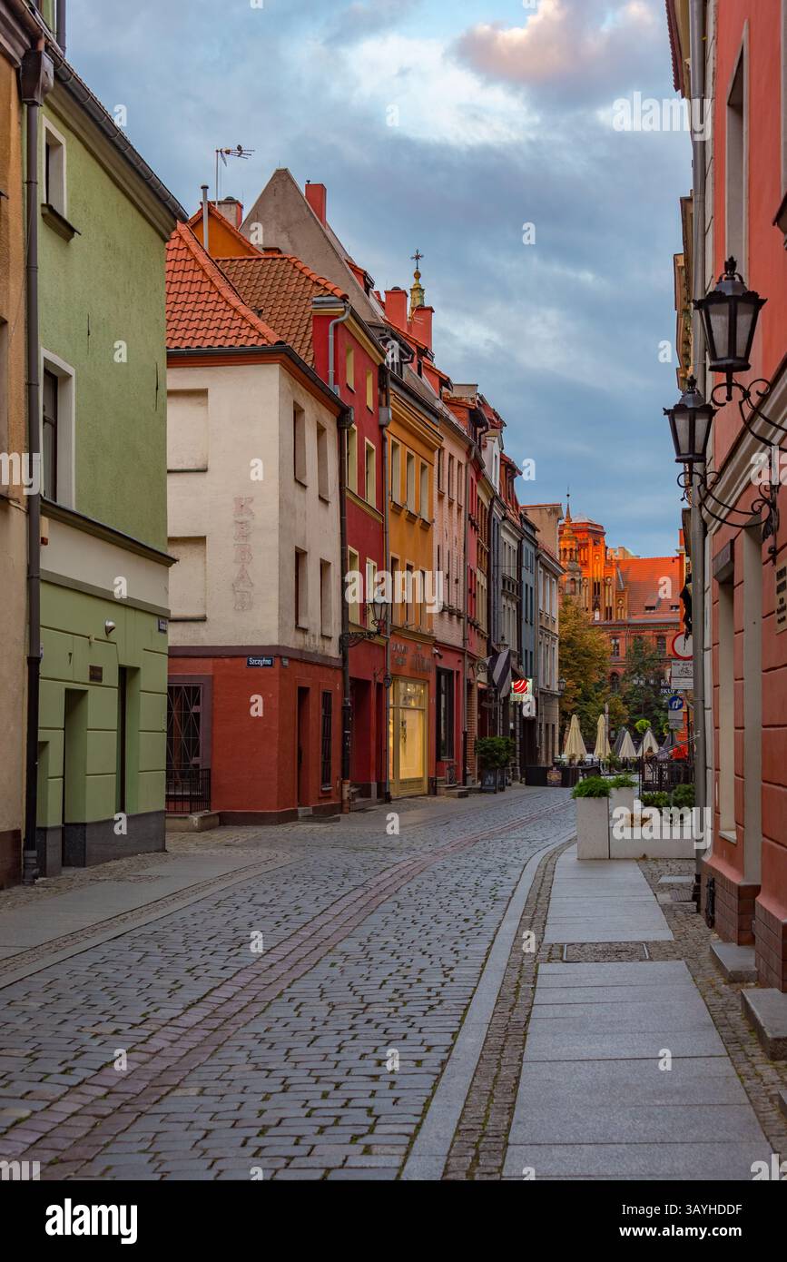 Vista al tramonto di una strada pedonale nel centro di Torun, Polonia. IMMAGINE Foto Stock