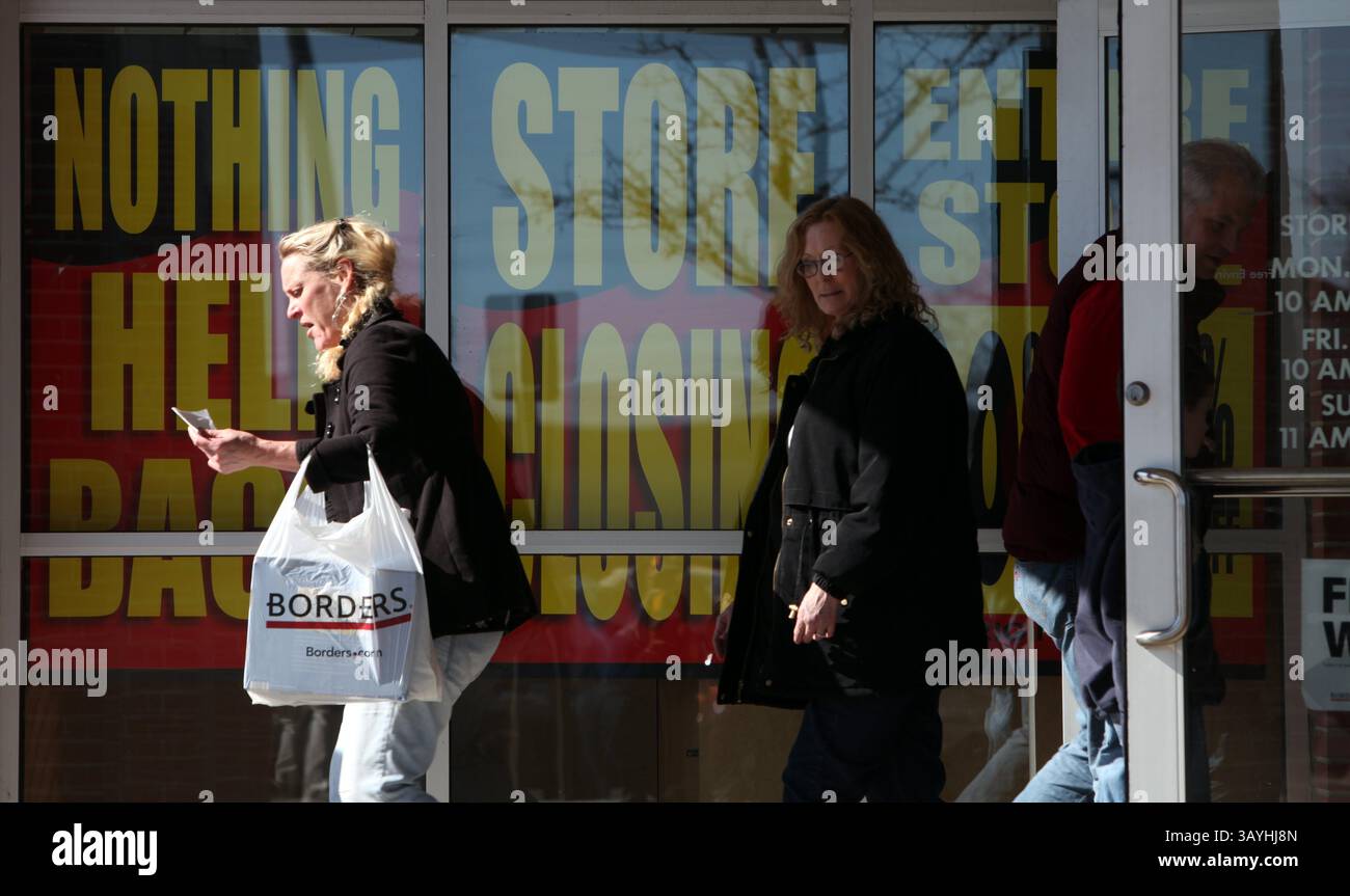 19 febbraio 2011 - Michigan, MICH, Stati Uniti - le persone lasciano i confini di Utica con borse di libri che hanno acquistato per uno sconto del 20% sabato 19 febbraio 2011. This Borders è uno dei quattro negozi nell'area metropolitana di Detroit che sta chiudendo. I negozi stanno effettuando una vendita di liquidazione con la maggior parte delle cose al 20% di sconto. Linee serpeggiavano intorno alle corsie come persone molte delle quali arrivavano a questo confine sempre a fare acquisti. Fotografato sabato 19 febbraio 2011..ERIC SEALS/Detroit Free Press (Credit Image: © Detroit Free Press/ZUMAPRESS.com) Foto Stock