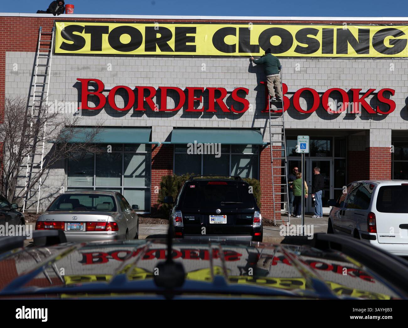 19 febbraio 2011 - Michigan, MICH, Stati Uniti - Un banner di chiusura del negozio è appeso al Borders Books & Music di Utica sabato 19 febbraio 2011. This Borders è uno dei quattro negozi nell'area metropolitana di Detroit che sta chiudendo. I negozi stanno effettuando una vendita di liquidazione con la maggior parte delle cose al 20% di sconto. Linee serpeggiavano intorno alle corsie come persone molte delle quali arrivavano a questo confine sempre a fare acquisti. Fotografato sabato 19 febbraio 2011..ERIC SEALS/Detroit Free Press (Credit Image: © Detroit Free Press/ZUMAPRESS.com) Foto Stock