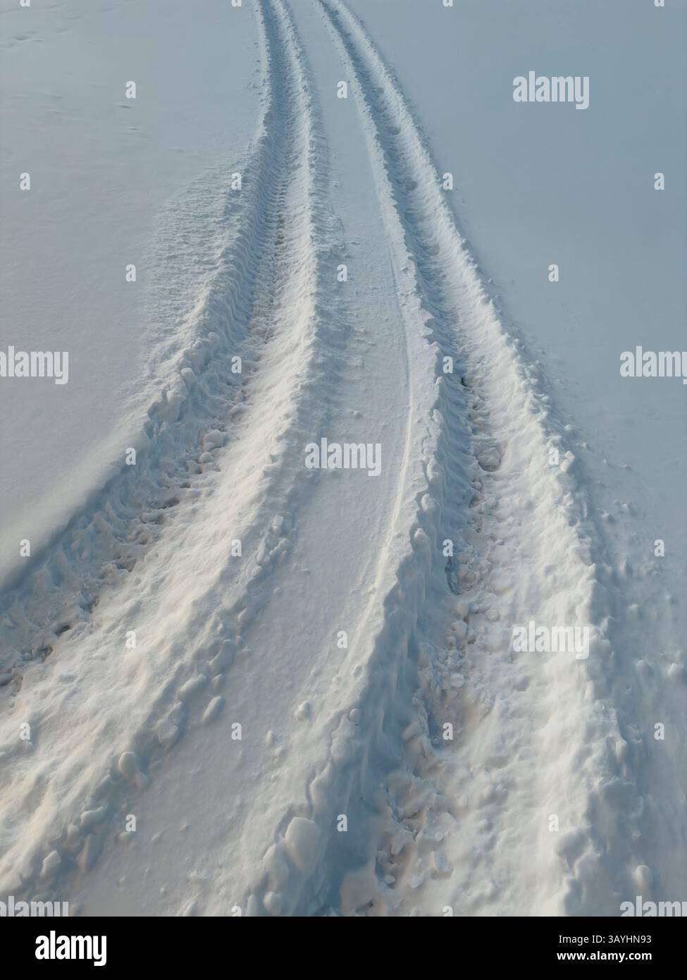 Tracce di pneumatici nella neve Foto Stock