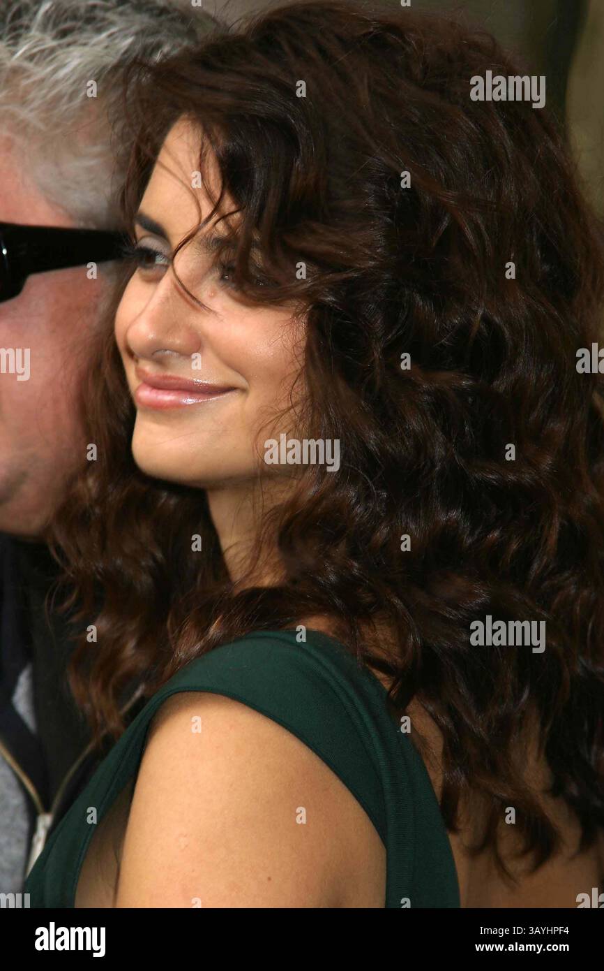 6 ottobre 2006 - New York, New York, Stati Uniti - K50136PSC.N.Y.FILM FESTIVAL OSPITA LA CONFERENZA STAMPA PER ''VOLVER'' DATA 10-04-06 e LINCOLN CENTER. - 2006.PENELOPE CRUZ(immagine di credito: © Paul Schmulbach/Globe Photos/ZUMAPRESS.com) Foto Stock