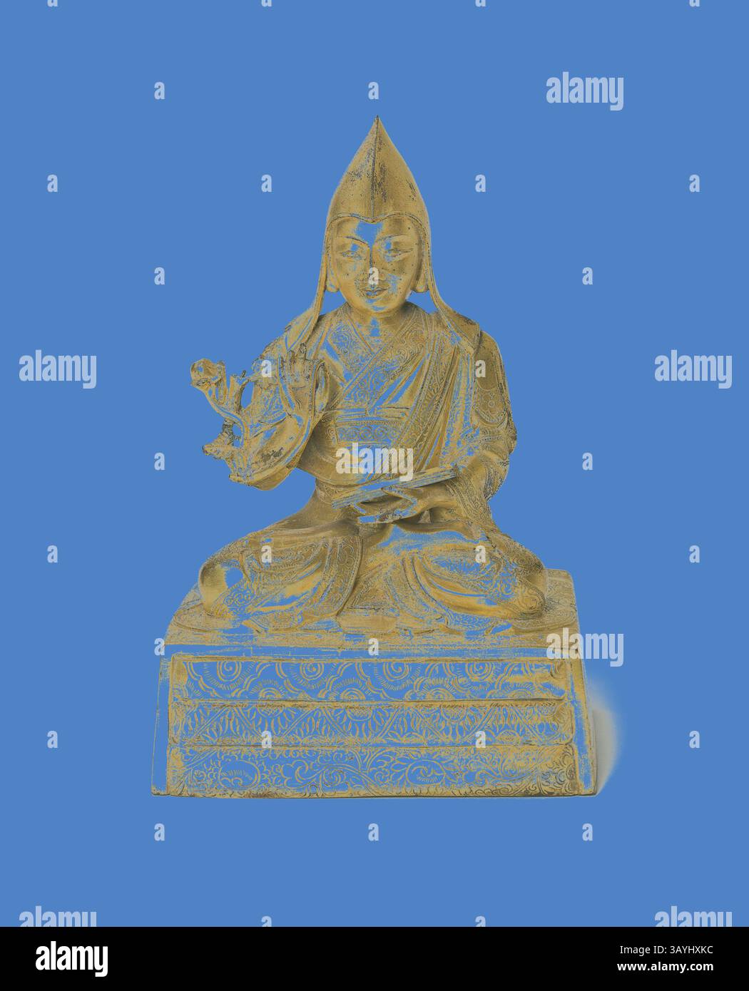 Una statua serena di una figura seduta, adornata da intricate vesti, tiene un'espressione delicata mentre riposa con grazia una mano sul grembo e l'altra sollevata con un gesto di benedizione. La base presenta elaborate incisioni, che migliorano la presenza spirituale della statua. Ritratto di un lama tibetano, forse il settimo Dalai Lama, XIX secolo, Cina o Tibet, Cina, lega di bronzo Gilt, 16,7 x 11,6 x 9,3 cm (6 5/8 x 4 5/8 x 3 5/8 pollici) Arte classica con un tocco moderno reinventata da Artotop Foto Stock