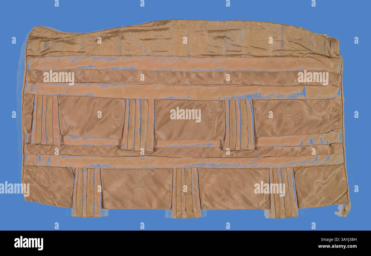 Un pezzo in tessuto testurizzato con pieghe e pieghe, caratterizzato da un mix di aree lisce e rughe, visualizzate su uno sfondo blu brillante. Campione (Dress trimming), 1815/35, Inghilterra o Francia, Francia, seta, tessuti semplici e seta, tessuti in raso, cuciti, spallati con seta, tessitura semplice, dimensioni, impasto di cotone, bordato con cordone di cotone avvolto con seta, tessitura liscia, 24,77 x 42,23 cm (9 3/4 x 16 5/8 poll.) Arte classica con un tocco moderno reinventata da Artotop Foto Stock