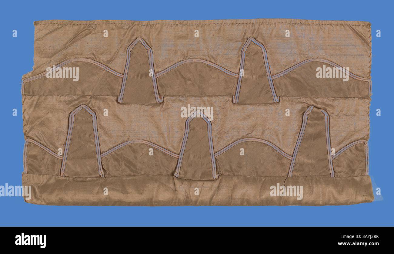 Tessuto testurizzato caratterizzato da un motivo intricato con strutture rialzate che ricordano picchi, su uno sfondo blu brillante. Campione (Dress trimming), 1815/35, Inghilterra o Francia, Francia, seta, tessitura semplice, applicazione con seta, tessiture semplici, bordate con seta, tessiture in raso, girato e imbottito (cotone?) orlo, 20,32 x 39,37 cm (8 x 15 1/2 pollici) Arte classica con un tocco moderno reinventata da Artotop Foto Stock